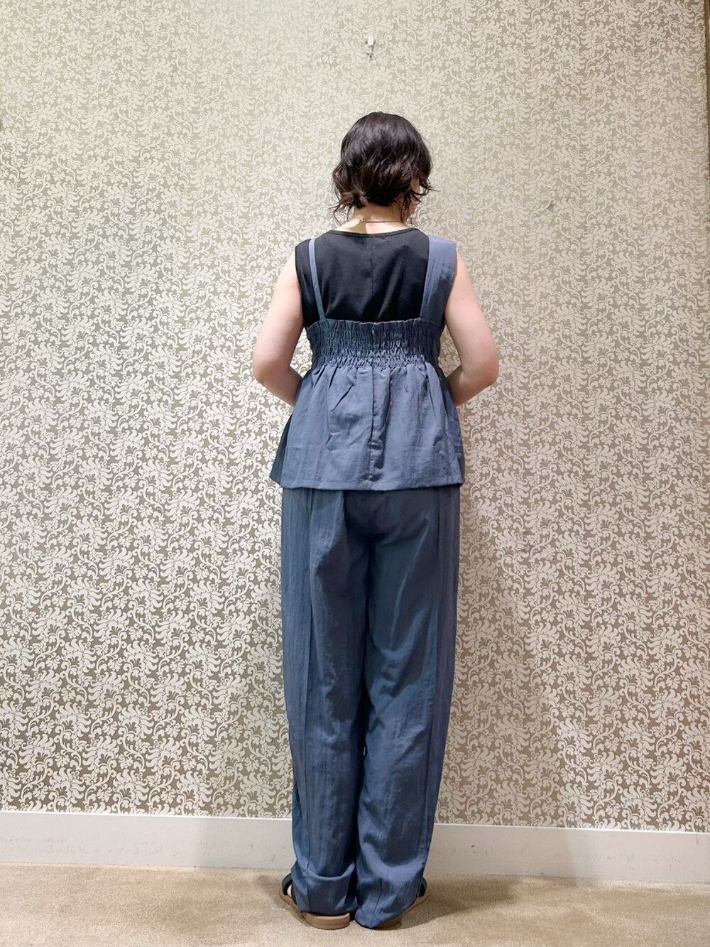 ブルー系のベスト、ブルー系のその他パンツ、ブラック系のタンクトップを着用したレディースの夏コーディネートの6枚目の写真