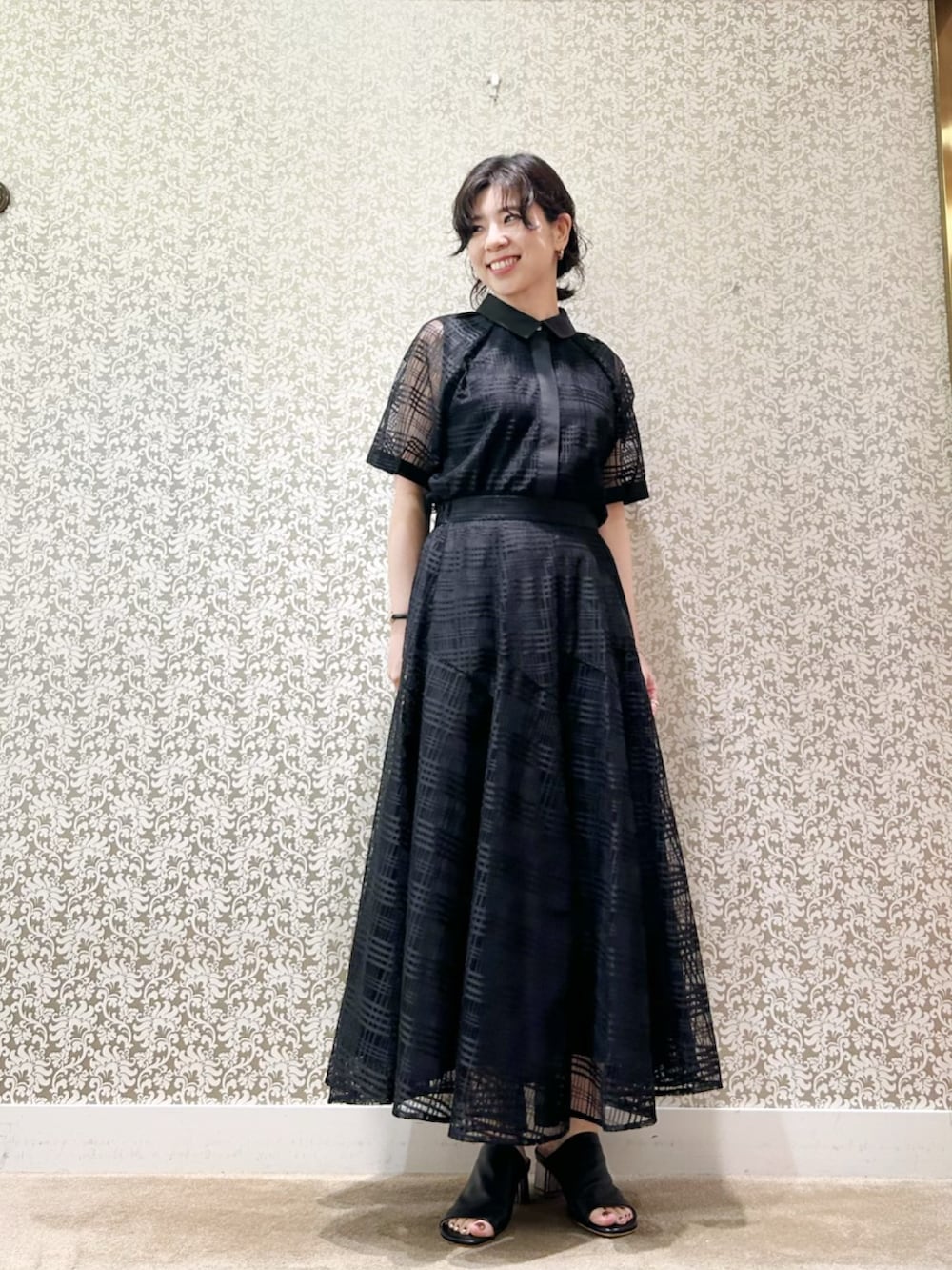 ブラック系のシャツ/ブラウス、ブラック系のスカートを着用したレディースの夏コーディネートの2枚目の写真