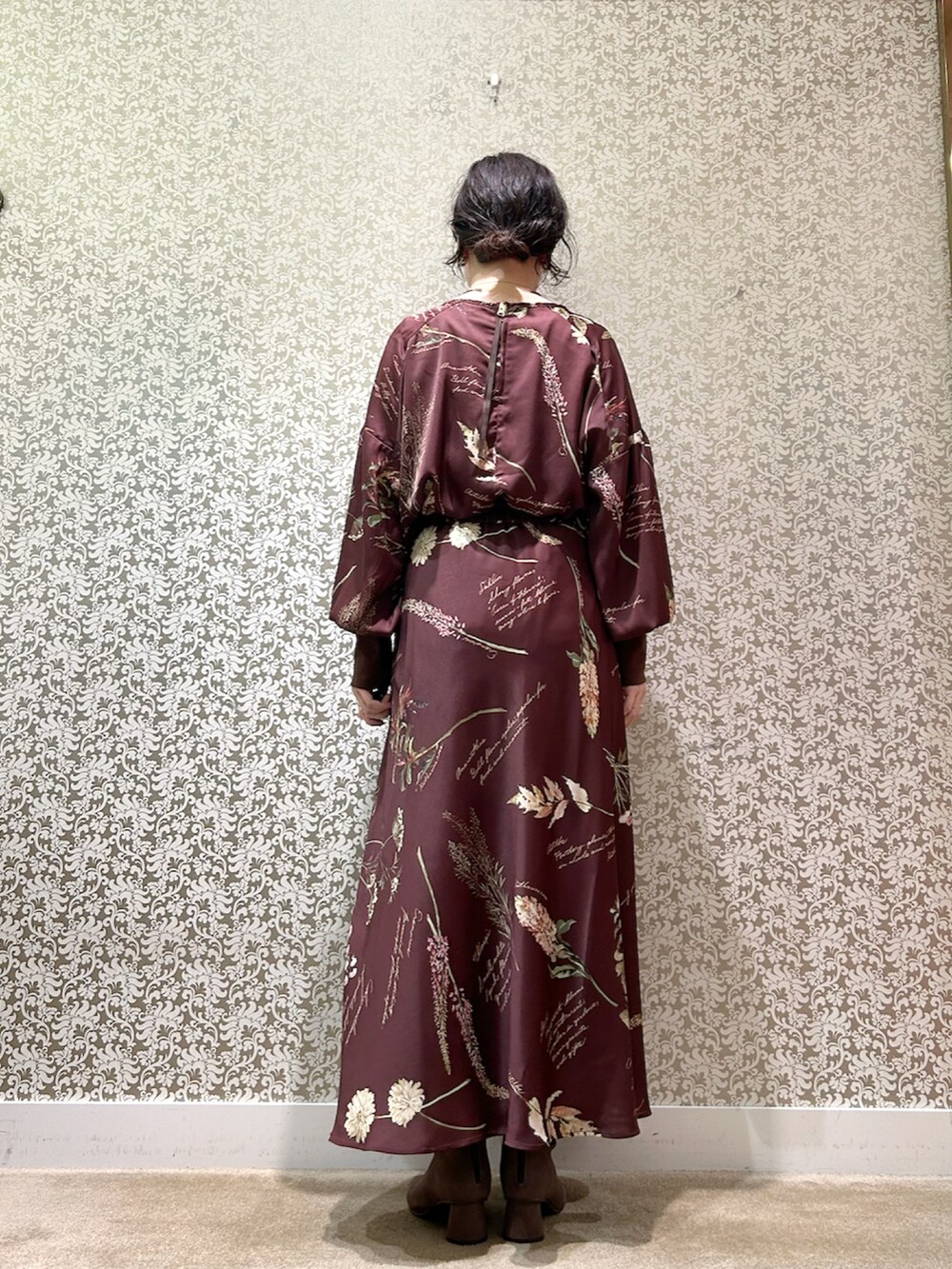 ブラウン系のシャツ/ブラウス、ブラウン系のスカートを着用したレディースの秋コーディネートの3枚目の写真