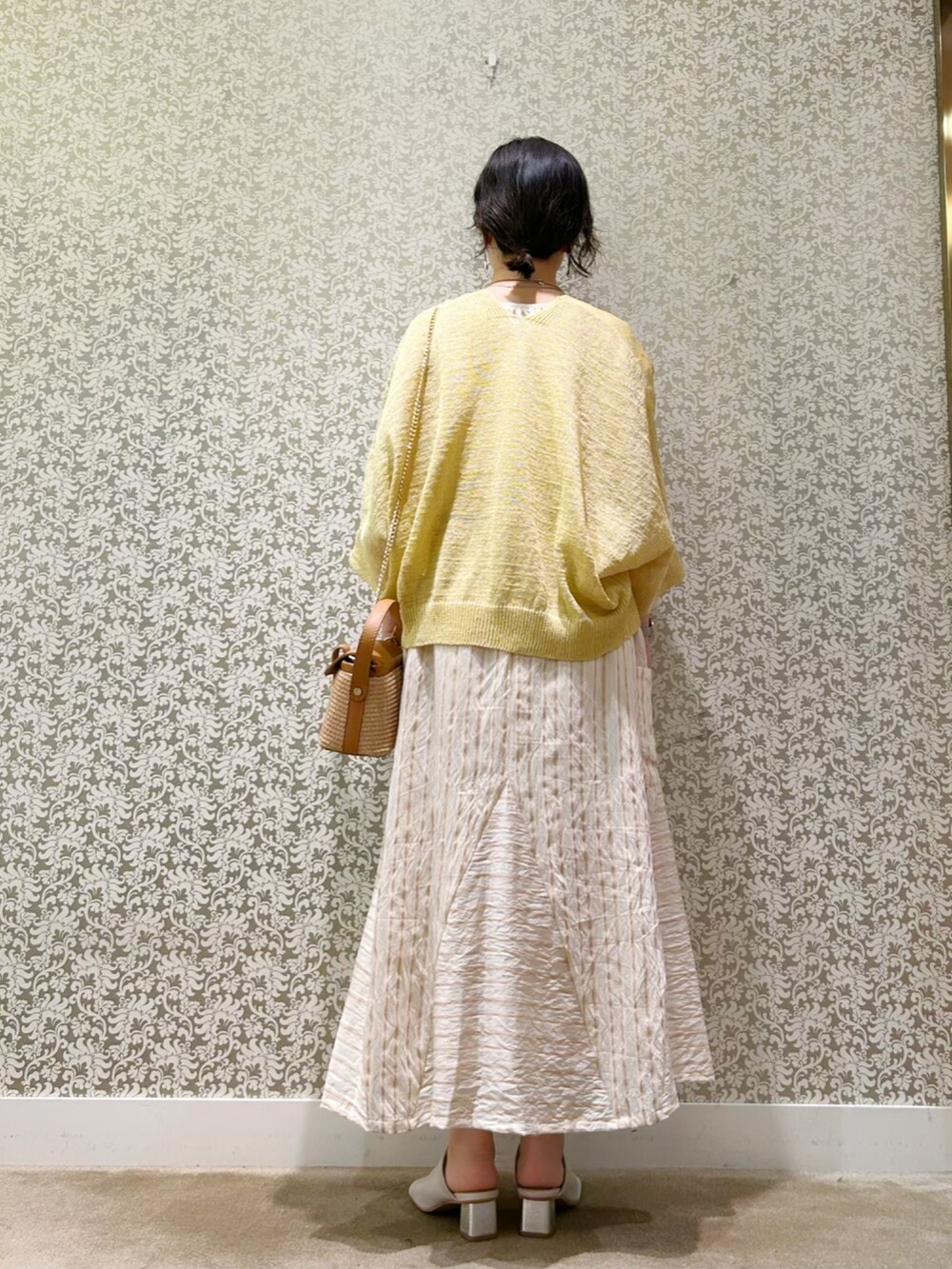 ベージュ系のスカート、ベージュ系のシャツ/ブラウスを着用したレディースの夏コーディネートの5枚目の写真