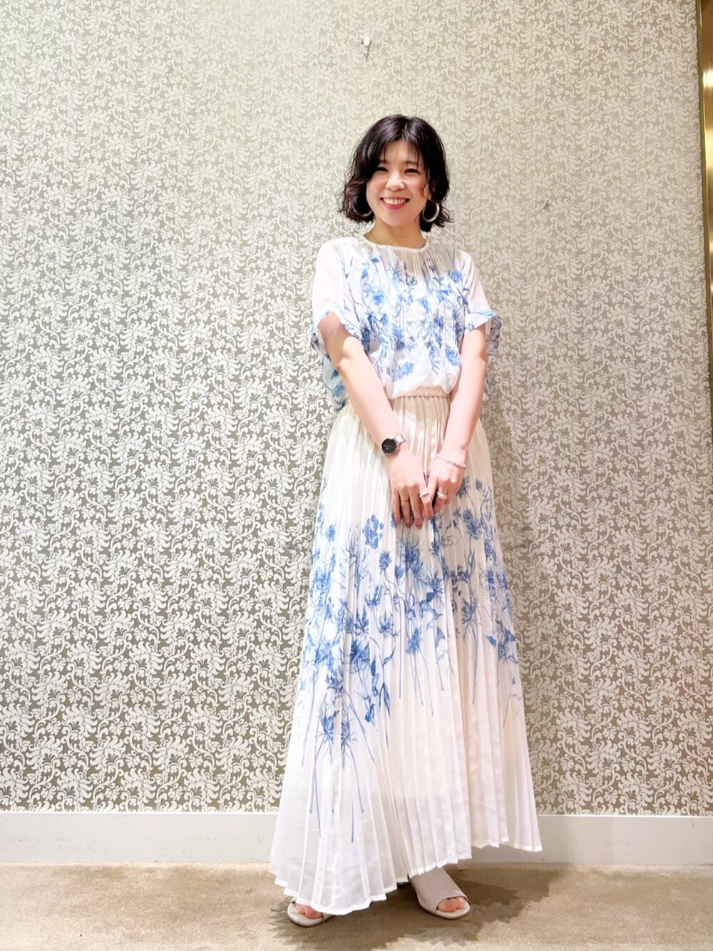 ホワイト系のシャツ/ブラウス、ホワイト系のスカートを着用したレディースの春コーディネートの4枚目の写真