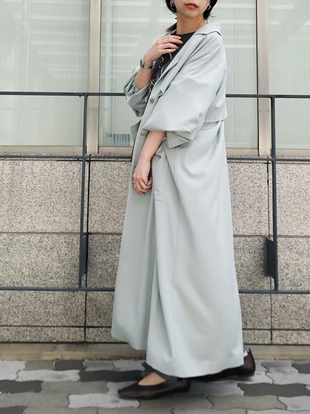 「春カラー、淡色コーデ、パンツスタイル、大人カジュアル、春コーデ、大人女子、パステル映える春、春アウター、トレンチコート、デニム、KATHARINE ROSS、オリジナル、シンプルコーデ、いいね、save、フォローお願いします🤑、低身長」｜「KATHARINE ROSSの【KATHARINE ROSS】FACEプリント裏毛プルオーバー（スウェット、グレー系）」を使った、megmiさん（レディース・154cm）の春コーディネートの2枚目の写真