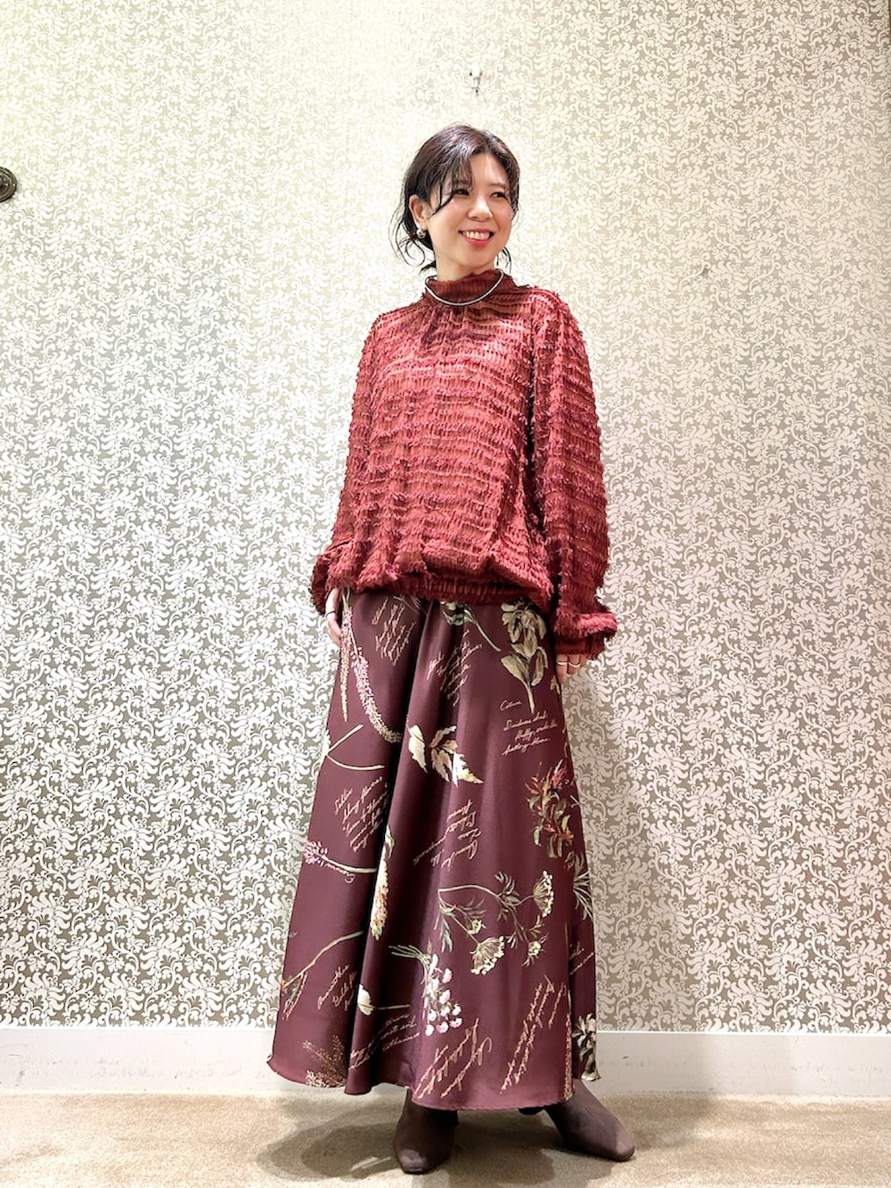 ブラウン系のシャツ/ブラウス、ブラウン系のスカートを着用したレディースの秋コーディネートの3枚目の写真