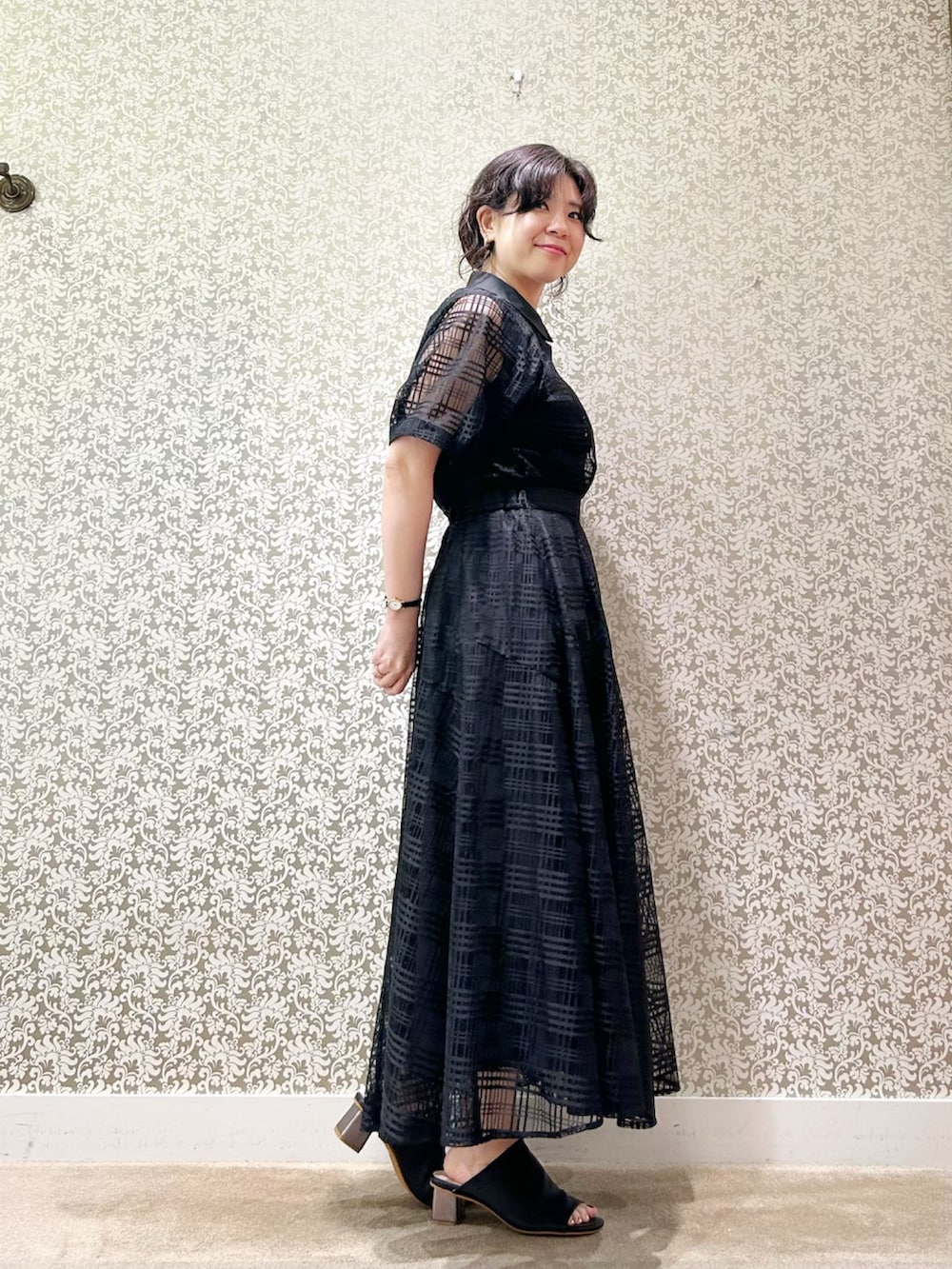 ブラック系のシャツ/ブラウス、ブラック系のスカートを着用したレディースの夏コーディネートの3枚目の写真