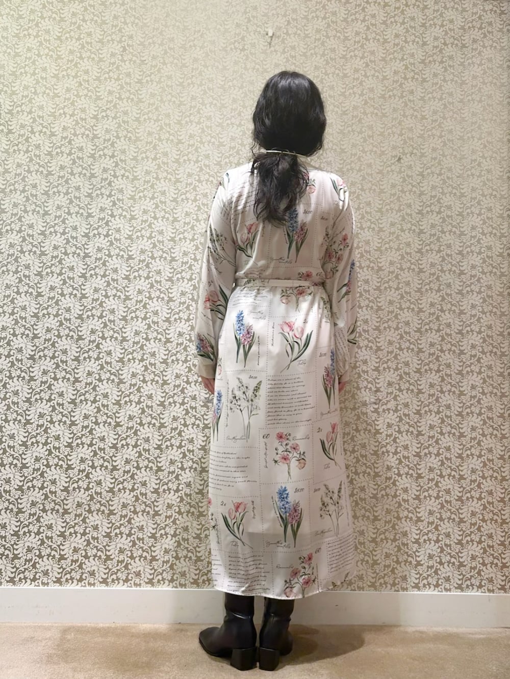 ホワイト系のワンピースを着用したレディースの冬コーディネートの5枚目の写真