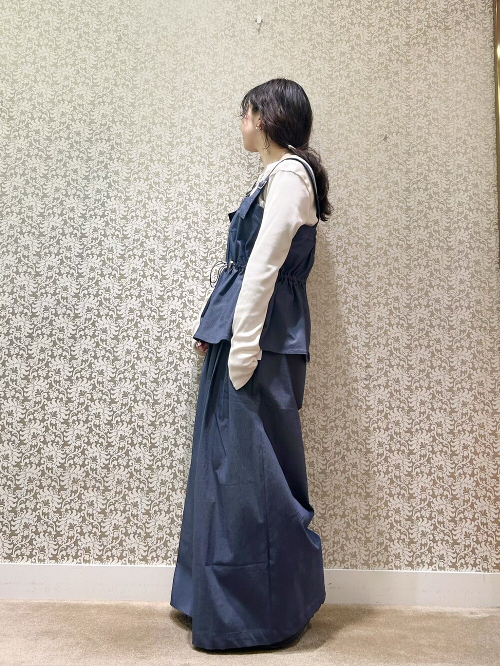 ブルー系のベスト、ブルー系のその他パンツを着用したレディースの春コーディネートの3枚目の写真