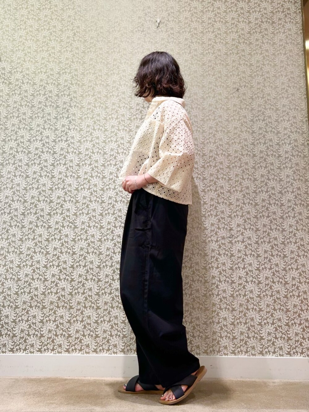 ベージュ系のシャツ/ブラウス、ブラック系のその他パンツ、ブラック系のタンクトップを着用したレディースの夏コーディネートの2枚目の写真