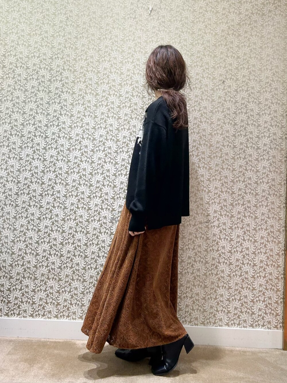 「モノトーン、ニット、ブラウン、冬コーデ」｜「KATHARINE ROSSの【KATHARINE ROSS】京都府立植物園コラボ コダチダリアニットプルオーバー（ニット/セーター、ブラック系）」を使った、megmiさん（レディース・154cm）の秋コーディネートの2枚目の写真
