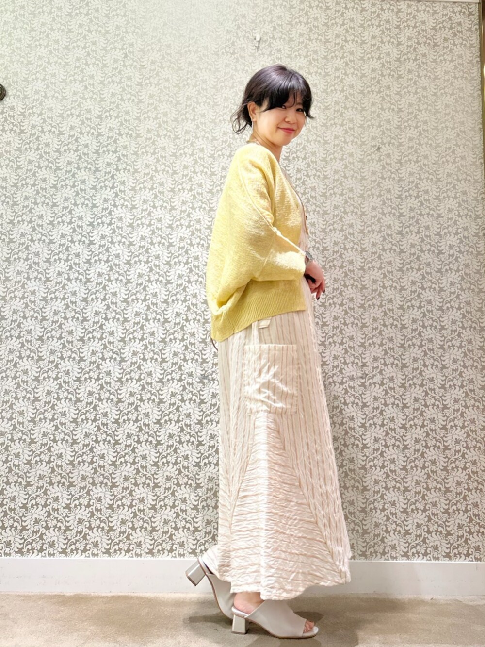 ベージュ系のスカート、ベージュ系のシャツ/ブラウスを着用したレディースの夏コーディネートの3枚目の写真