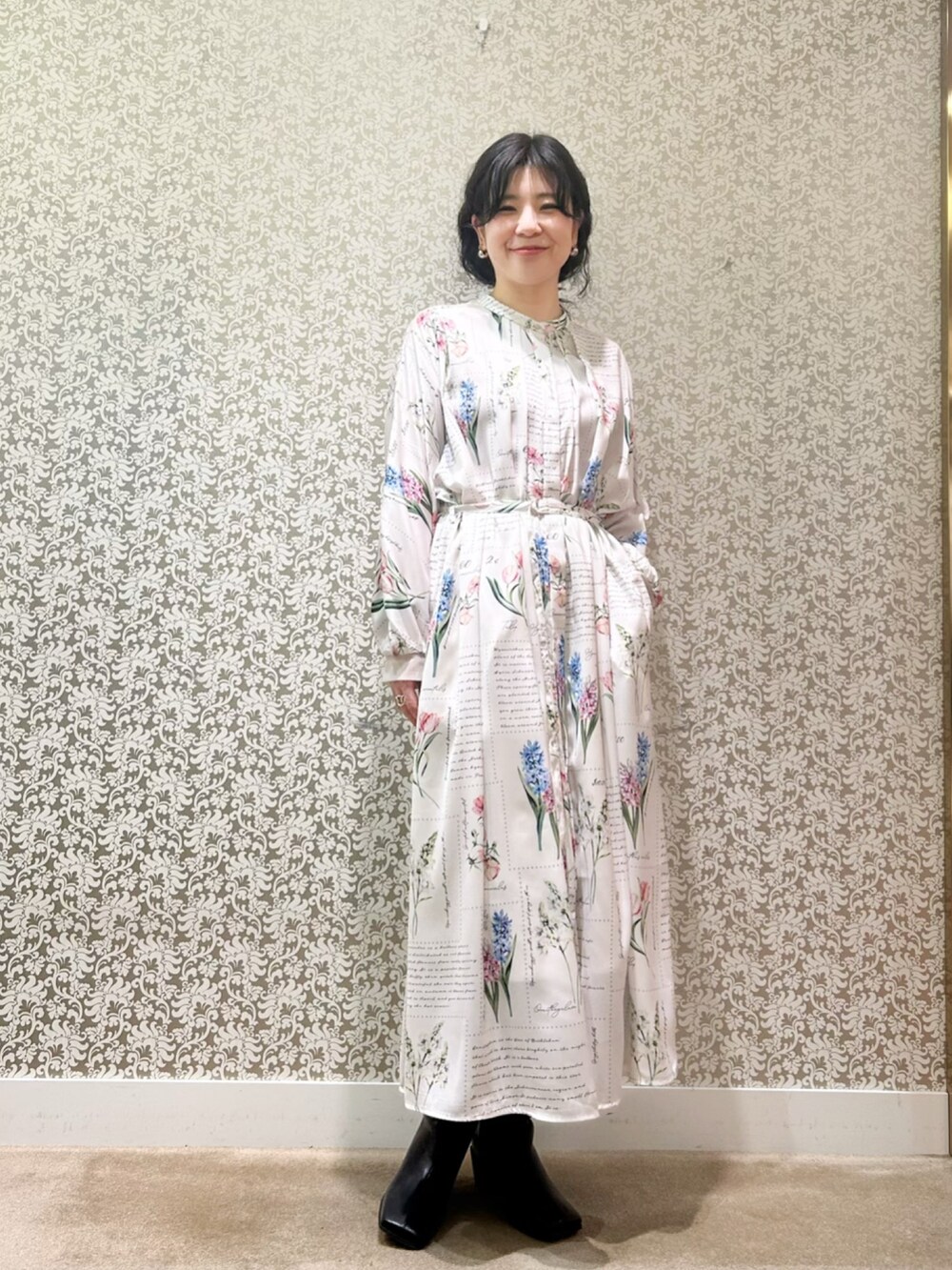 ホワイト系のワンピースを着用したレディースの冬コーディネートの2枚目の写真