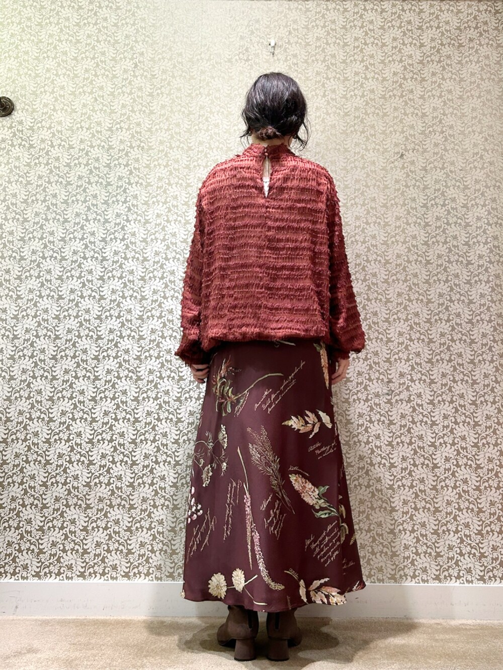 ブラウン系のシャツ/ブラウス、ブラウン系のスカートを着用したレディースの秋コーディネートの5枚目の写真