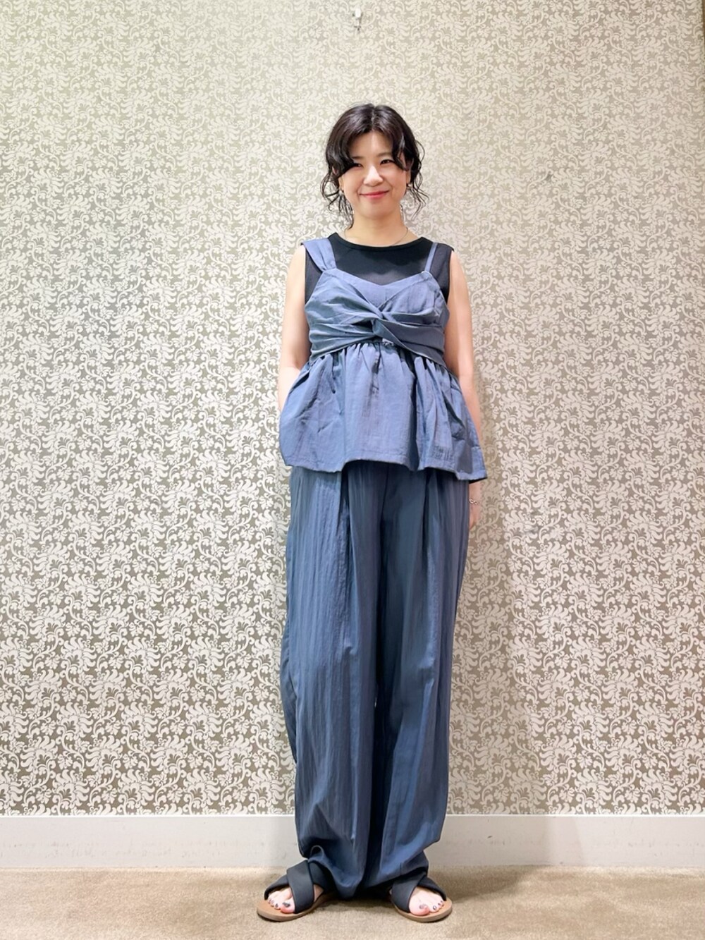 ブルー系のベスト、ブルー系のその他パンツ、ブラック系のタンクトップを着用したレディースの夏コーディネートの2枚目の写真