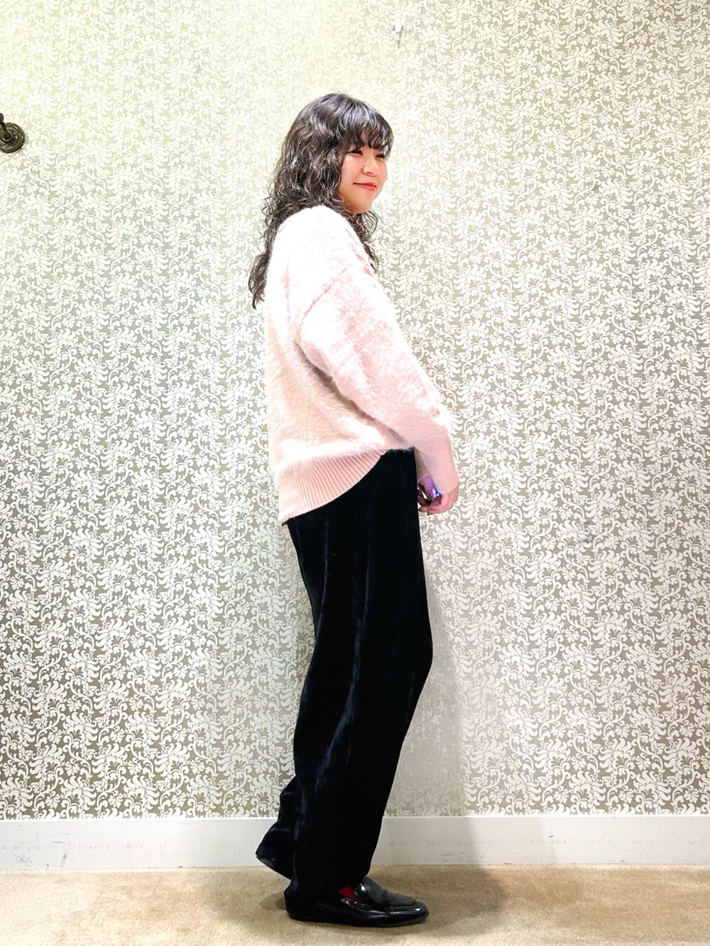 「ピンク、シャギーニット、プチプラ、冬コーデ」｜「KATHARINE ROSSの【PILLINI】【WEB先行予約】フェザーヤーンニット（ニット/セーター、ピンク系）」を使った、megmiさん（レディース・155cm）の秋コーディネートの2枚目の写真