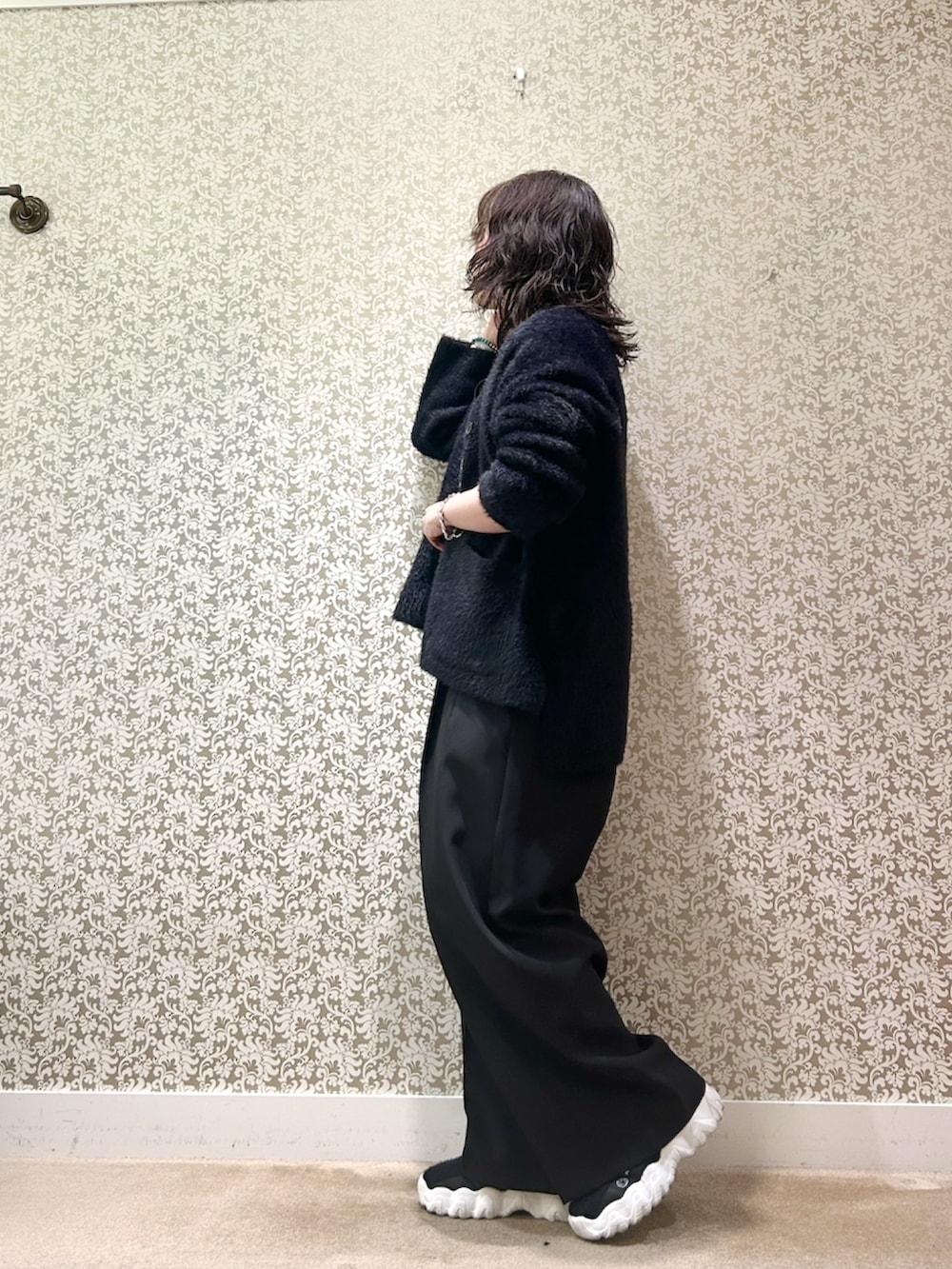 ブラック系のサロペット/オーバーオール、ブラック系のカーディガン/ボレロを着用したレディースの冬コーディネートの4枚目の写真