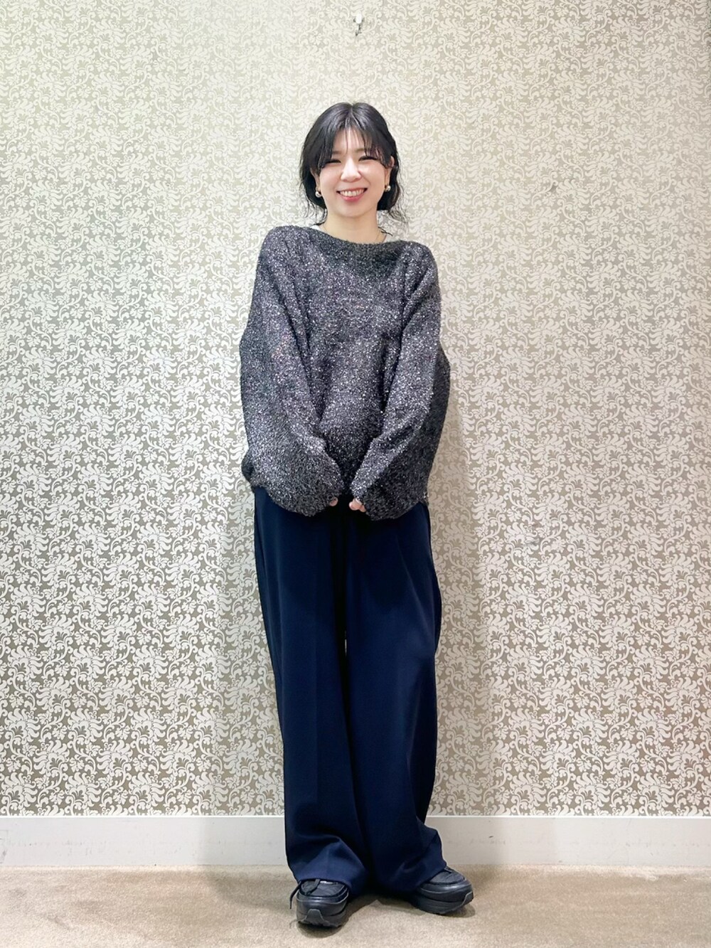 ブラック系のニット/セーター、ブルー系のその他パンツを着用したレディースの冬コーディネートの5枚目の写真