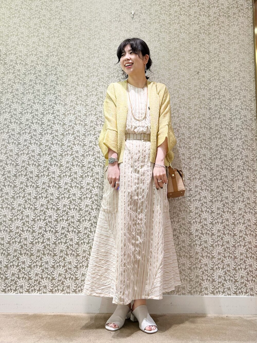 ベージュ系のスカート、ベージュ系のシャツ/ブラウスを着用したレディースの夏コーディネートの2枚目の写真