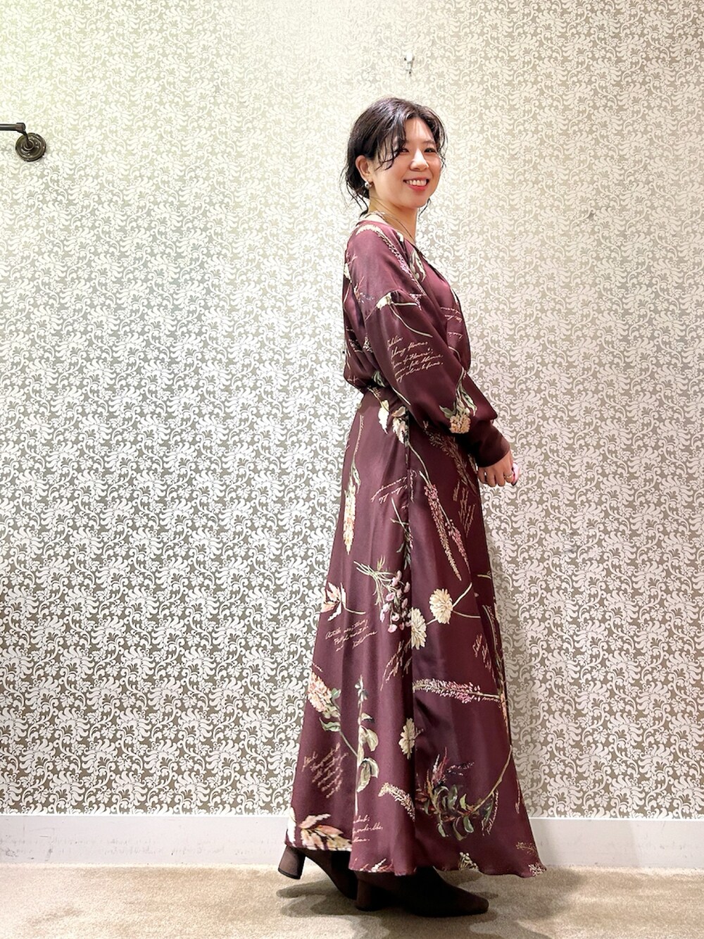 ブラウン系のシャツ/ブラウス、ブラウン系のスカートを着用したレディースの秋コーディネートの2枚目の写真