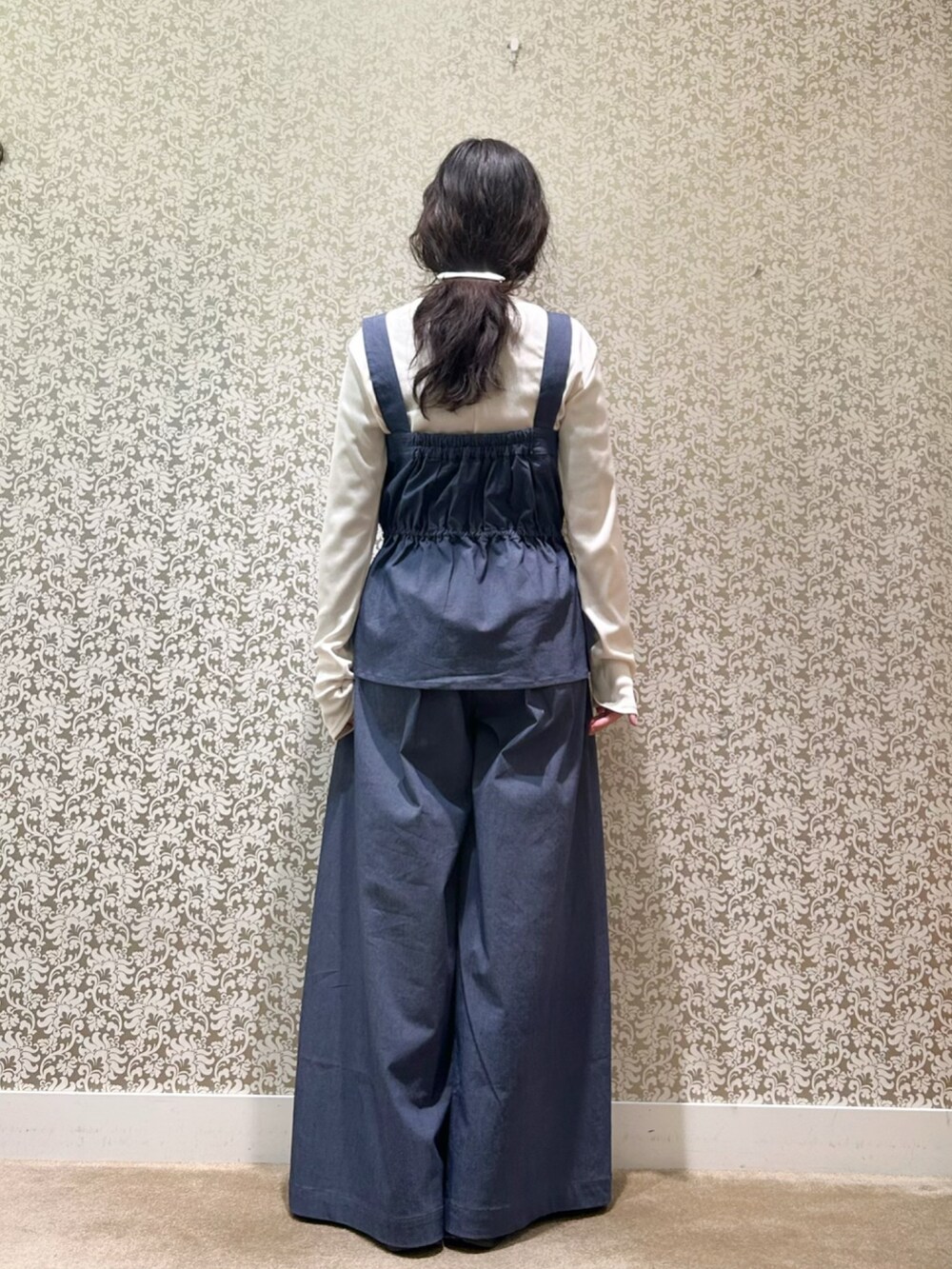 ブルー系のベスト、ブルー系のその他パンツを着用したレディースの春コーディネートの2枚目の写真