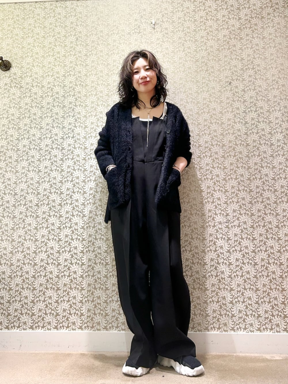 ブラック系のサロペット/オーバーオール、ブラック系のカーディガン/ボレロを着用したレディースの冬コーディネートの6枚目の写真