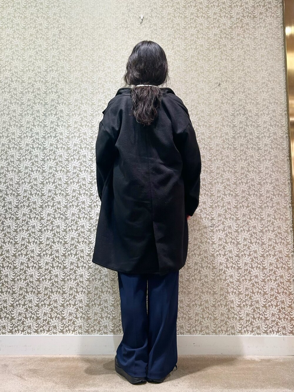 ブラック系のニット/セーター、ブルー系のその他パンツを着用したレディースの冬コーディネートの4枚目の写真