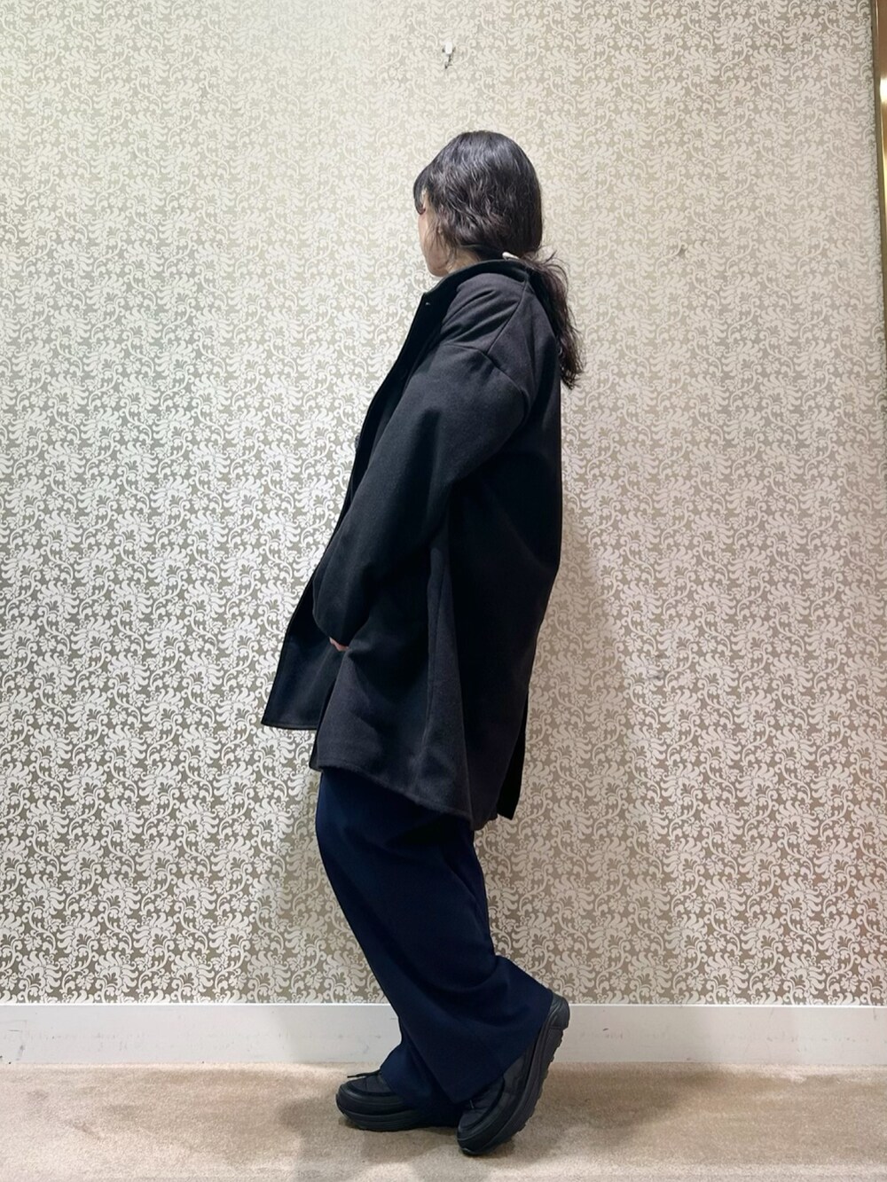 ブラック系のニット/セーター、ブルー系のその他パンツを着用したレディースの冬コーディネートの2枚目の写真