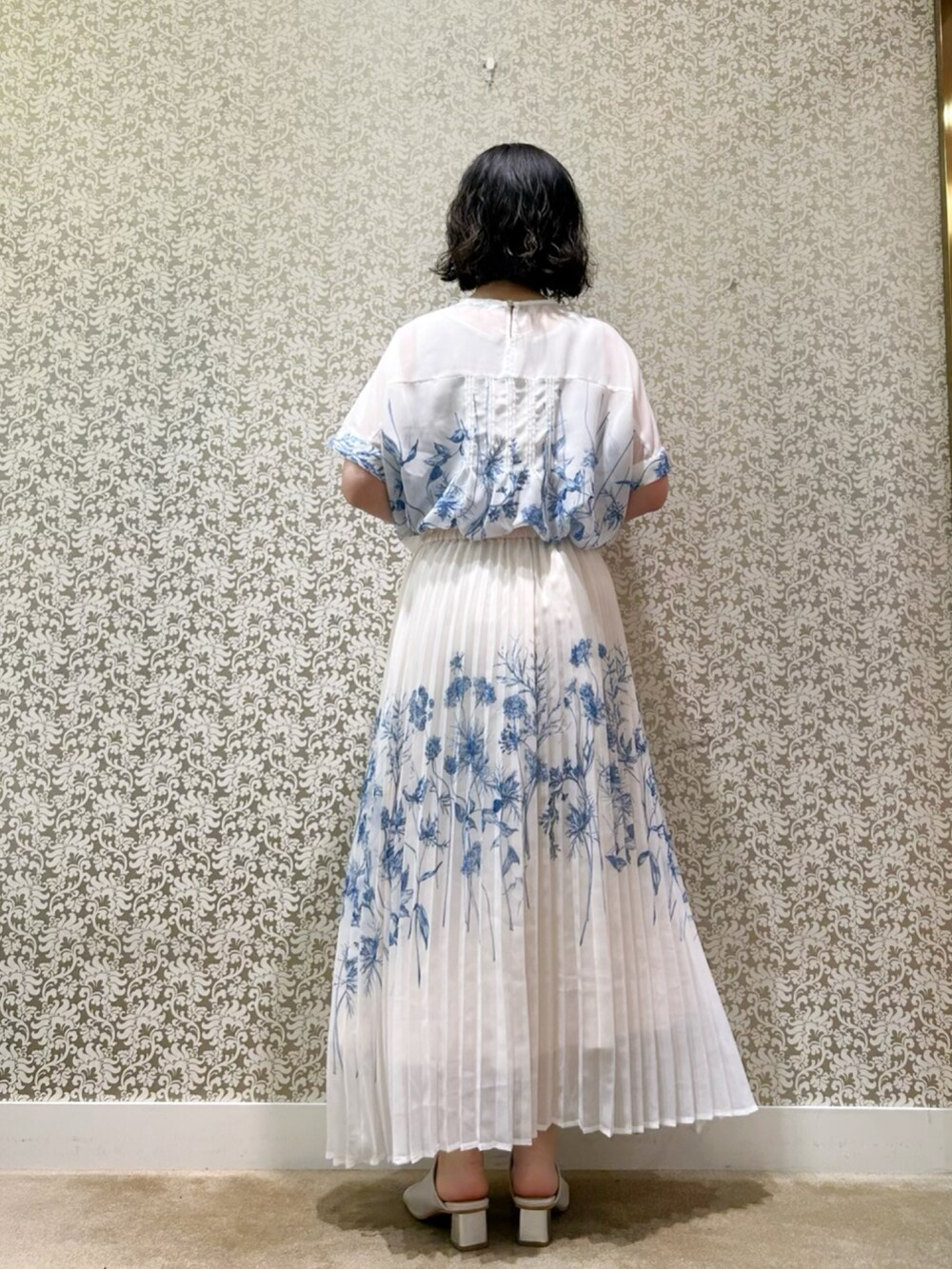 ホワイト系のシャツ/ブラウス、ホワイト系のスカートを着用したレディースの春コーディネートの3枚目の写真