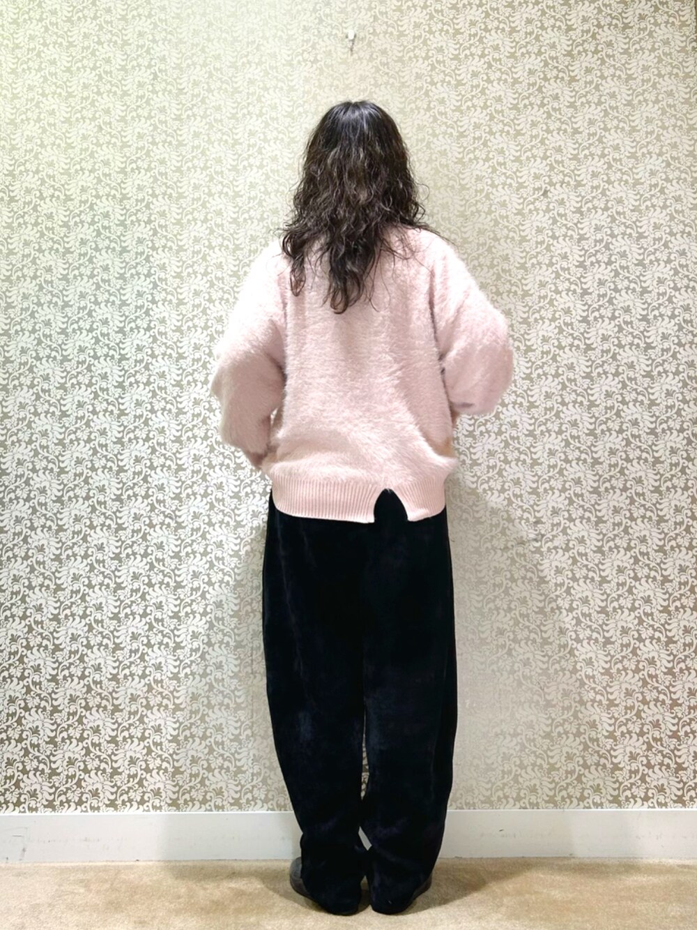 「ピンク、シャギーニット、プチプラ、冬コーデ」｜「KATHARINE ROSSの【PILLINI】【WEB先行予約】フェザーヤーンニット（ニット/セーター、ピンク系）」を使った、megmiさん（レディース・155cm）の秋コーディネートの3枚目の写真
