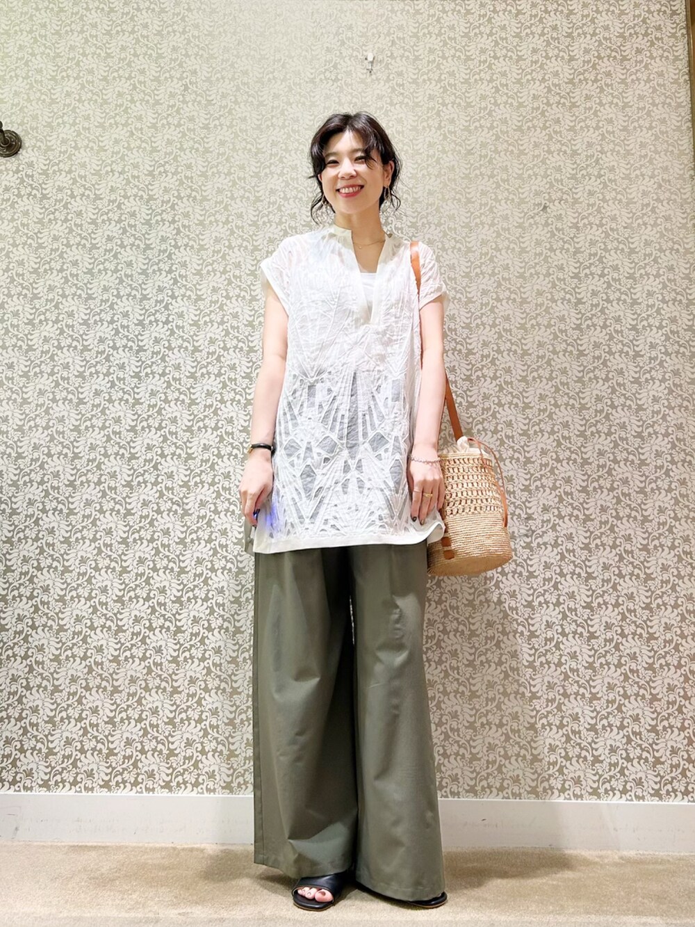 ブラック系のテーラードジャケット、ホワイト系のシャツ/ブラウス、グリーン系のその他パンツを着用したレディースの夏コーディネートの2枚目の写真