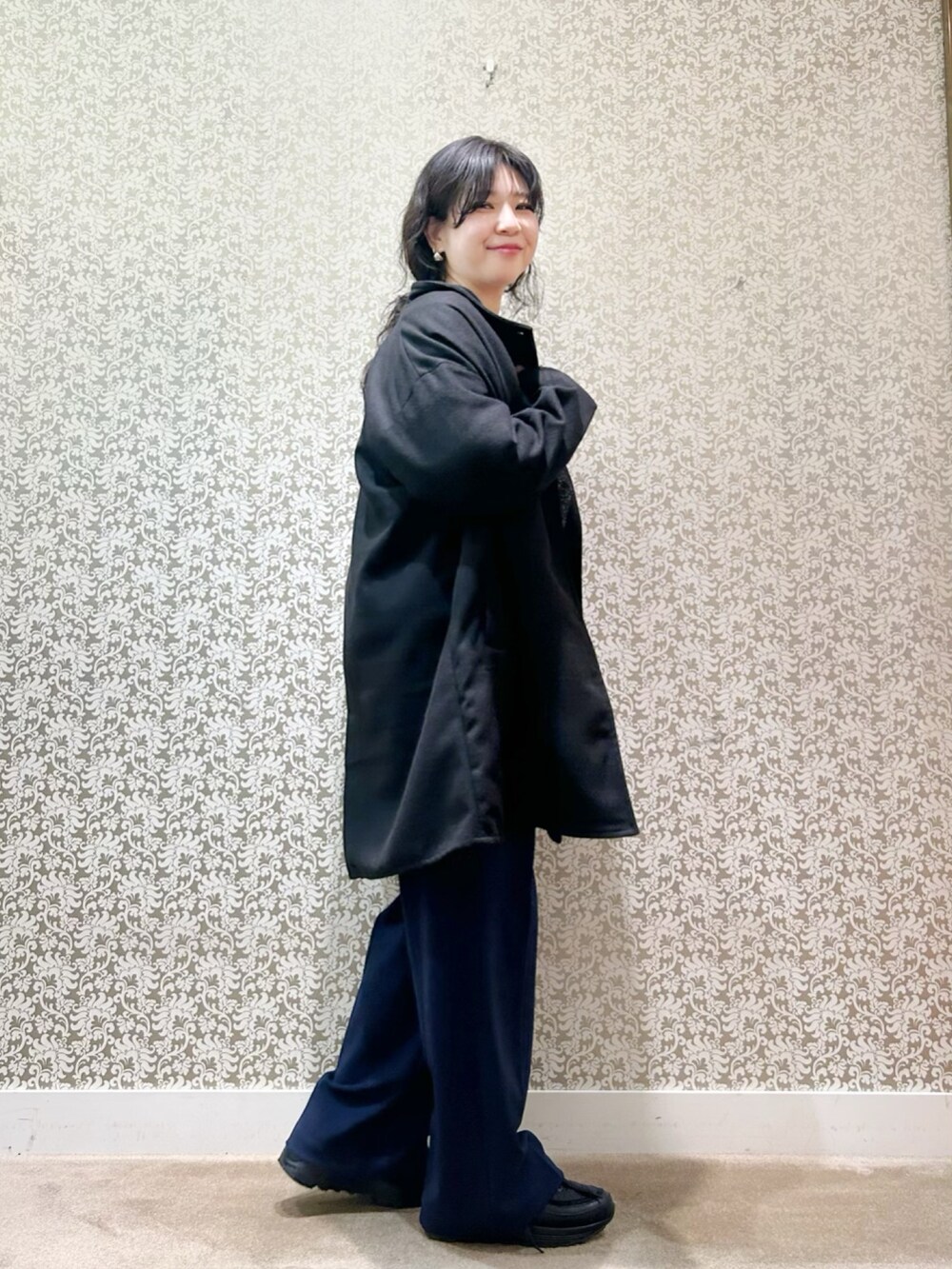 ブラック系のニット/セーター、ブルー系のその他パンツを着用したレディースの冬コーディネートの3枚目の写真