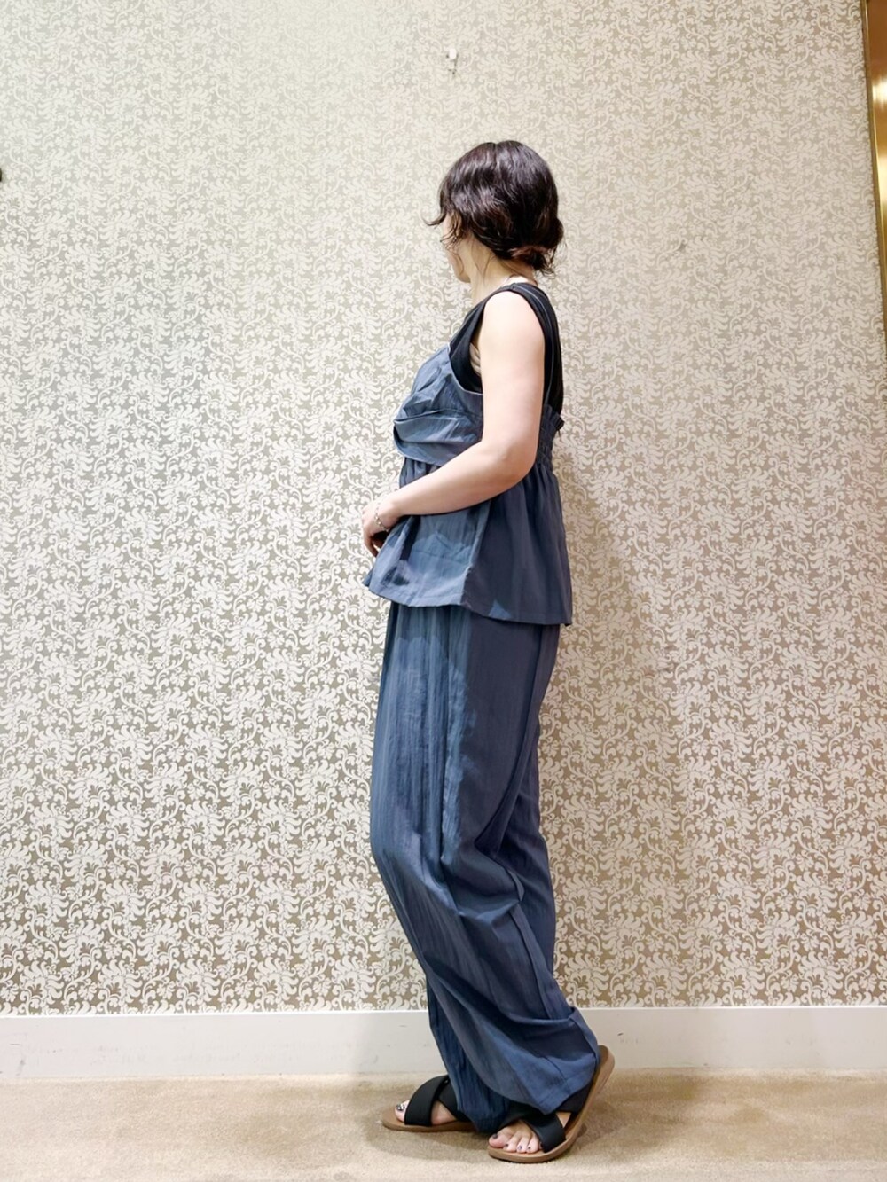 ブルー系のベスト、ブルー系のその他パンツ、ブラック系のタンクトップを着用したレディースの夏コーディネートの3枚目の写真