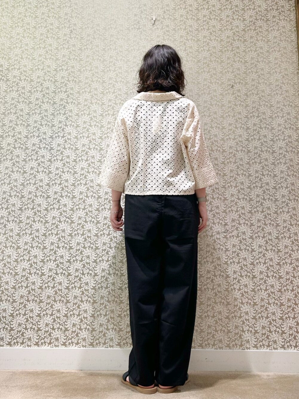 ベージュ系のシャツ/ブラウス、ブラック系のその他パンツ、ブラック系のタンクトップを着用したレディースの夏コーディネートの3枚目の写真