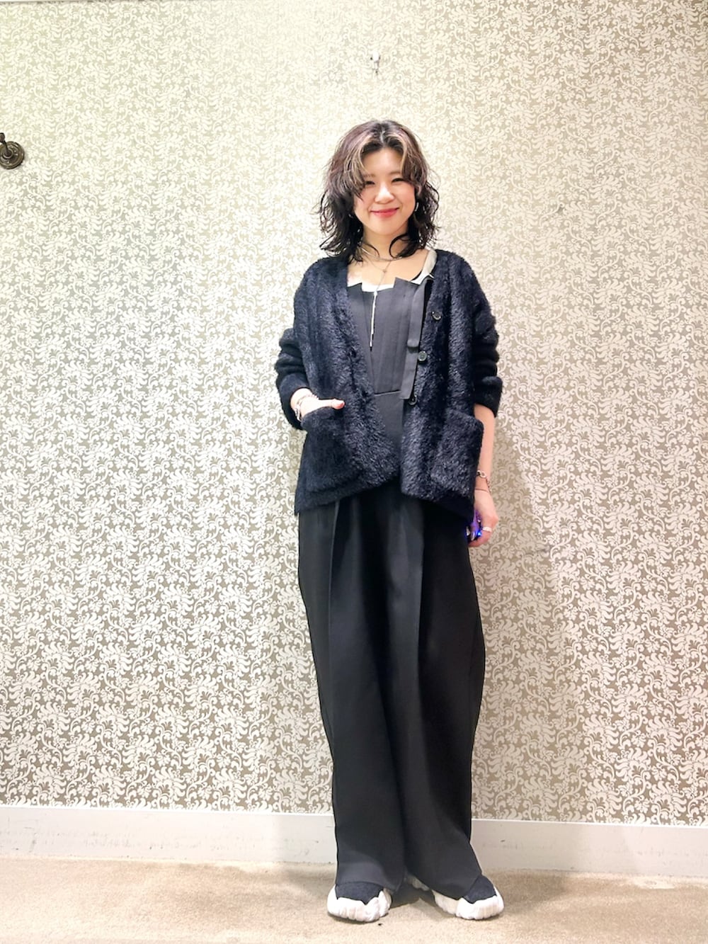 ブラック系のサロペット/オーバーオール、ブラック系のカーディガン/ボレロを着用したレディースの冬コーディネートの2枚目の写真
