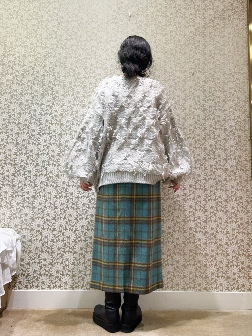 「ニット、チェック、きれいめカジュアル、おしゃれさんと繋がりたい」｜「KATHARINE ROSSの【PILLINI/ピリーニ】フリンジプルオーバー（ニット/セーター、グレー系）」を使った、megmiさん（レディース・154cm）の秋コーディネートの3枚目の写真