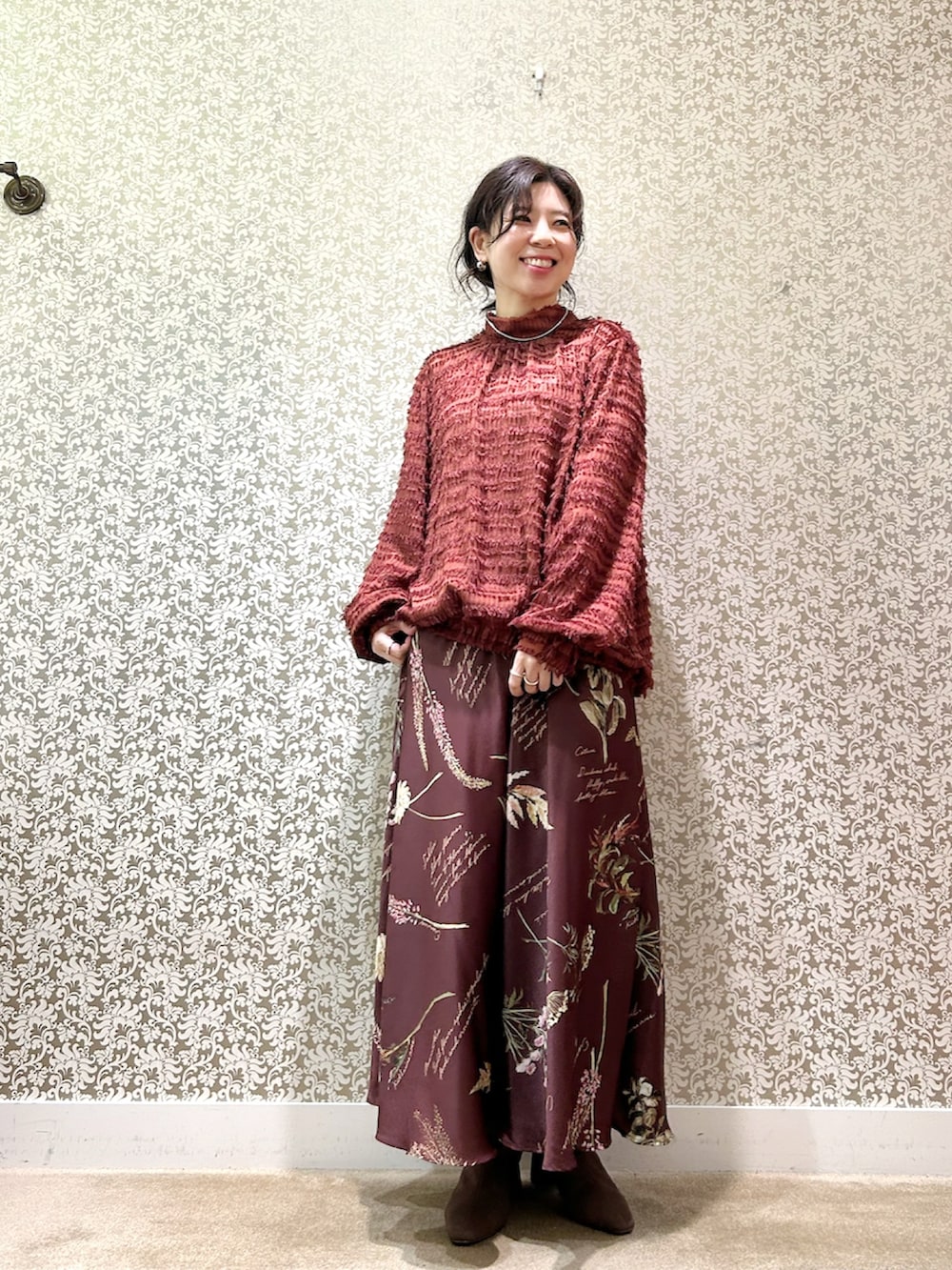 ブラウン系のシャツ/ブラウス、ブラウン系のスカートを着用したレディースの秋コーディネートの2枚目の写真