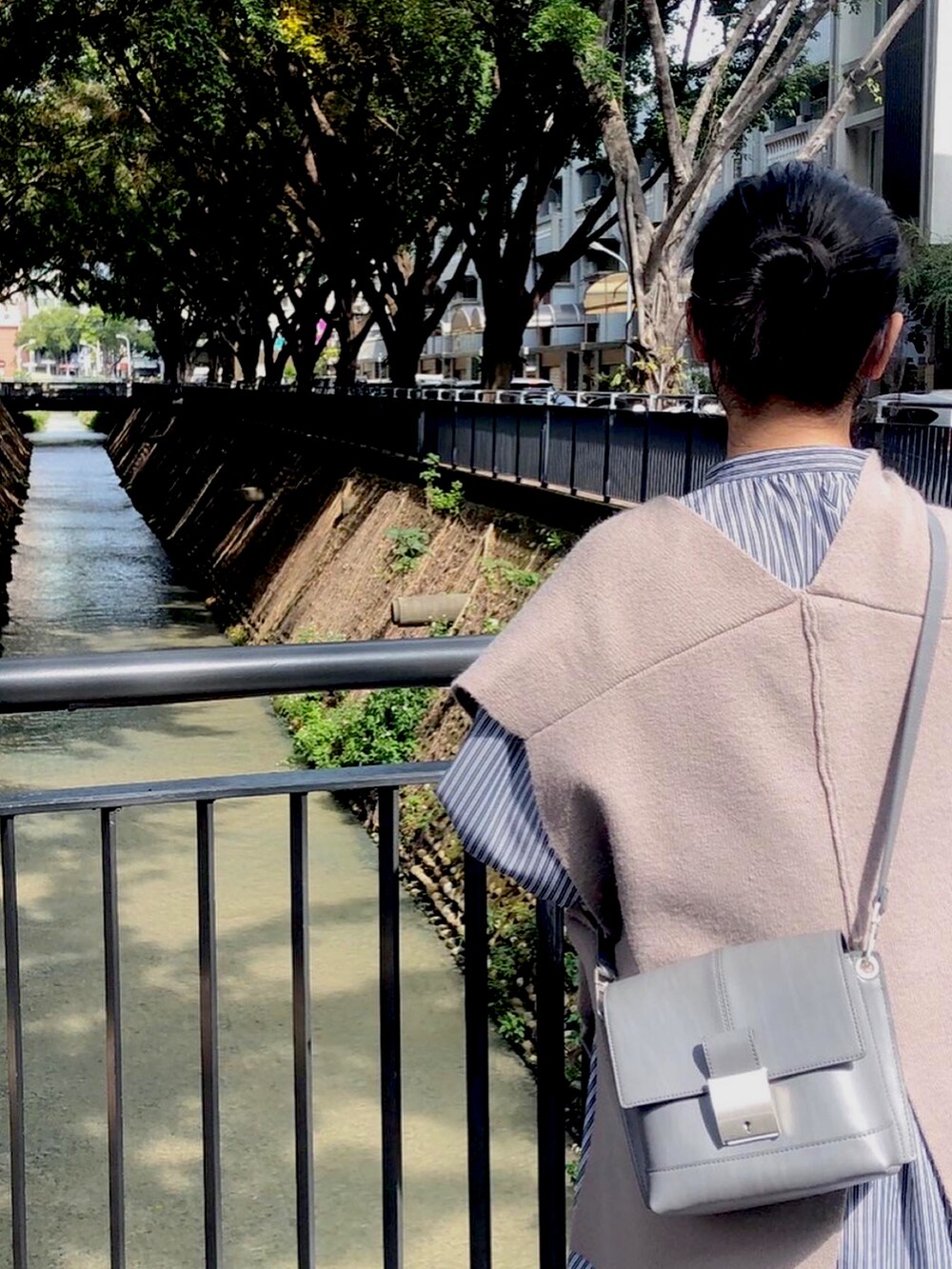 ホワイト系のシャツ/ブラウス、ベージュ系のニット/セーターを着用したレディースの冬コーディネートの2枚目の写真