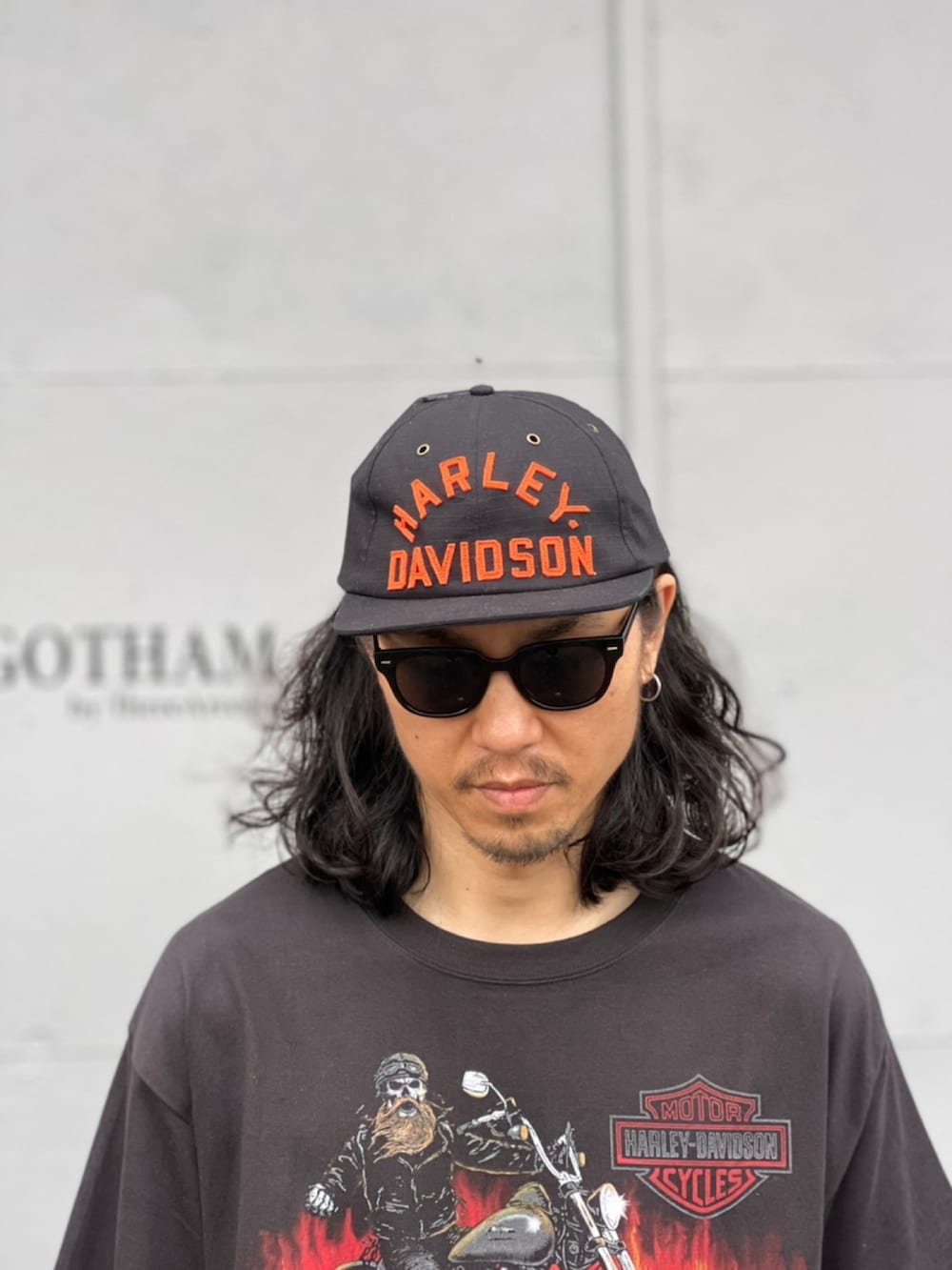 ブラック系のTシャツ/カットソー、ブラック系のスラックス、ブラック系のスニーカーを着用したメンズの春コーディネートの2枚目の写真