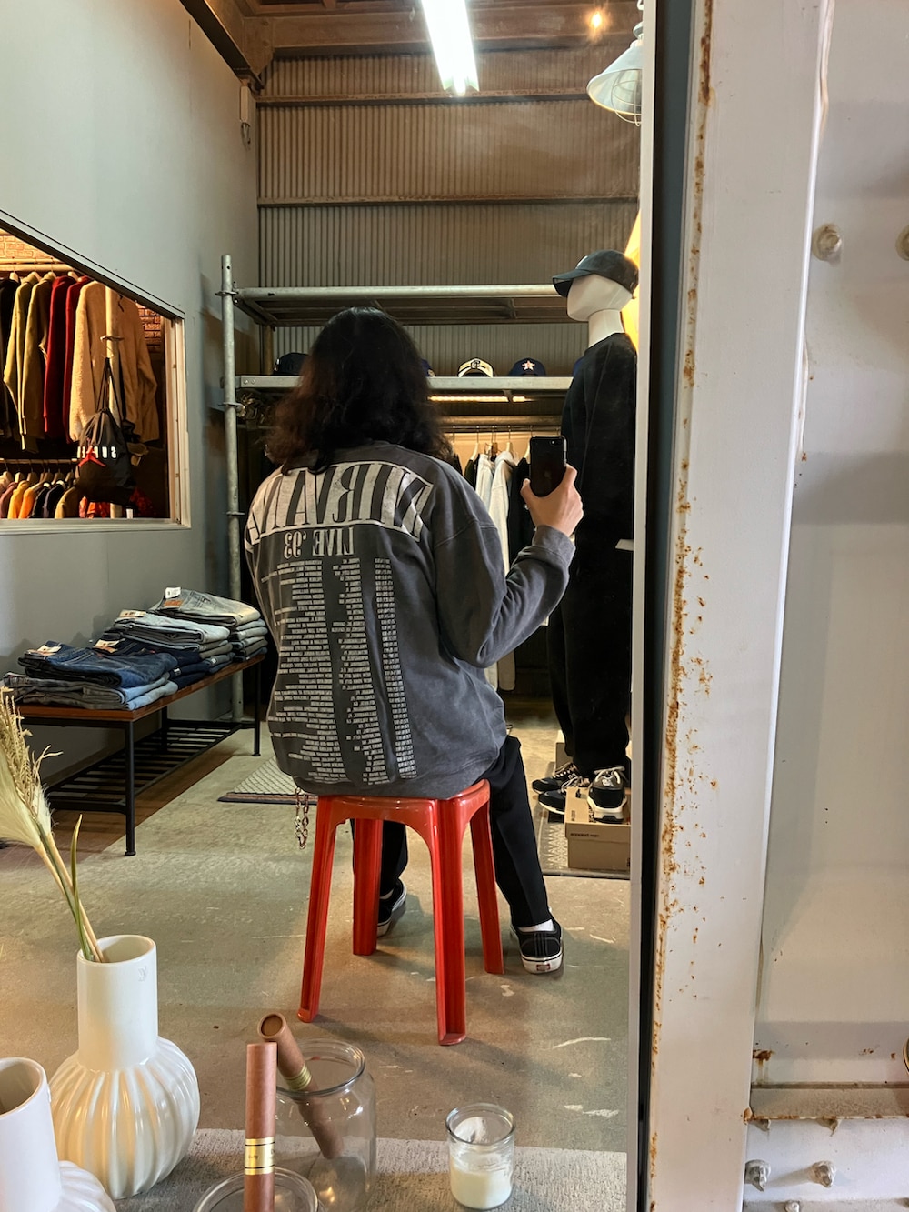 ブラック系のスラックス、グレー系のスウェット、ブラック系のスニーカーを着用したメンズの冬コーディネートの3枚目の写真