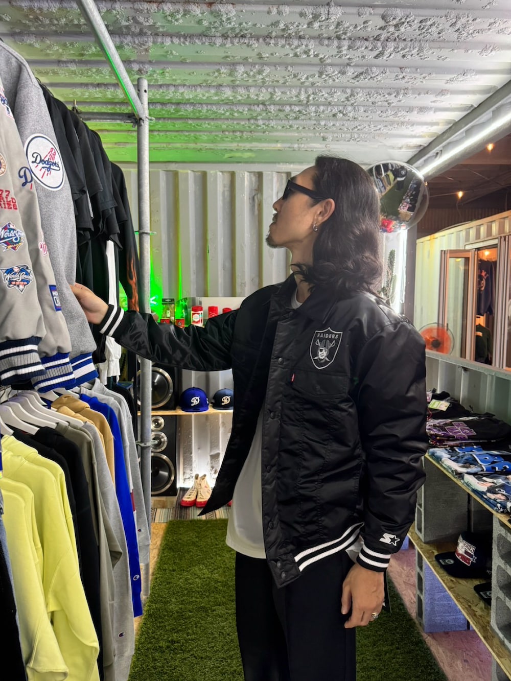 ブラック系のスラックス、ブラック系のスニーカー、ブラック系のその他アウターを着用したメンズの秋コーディネートの3枚目の写真