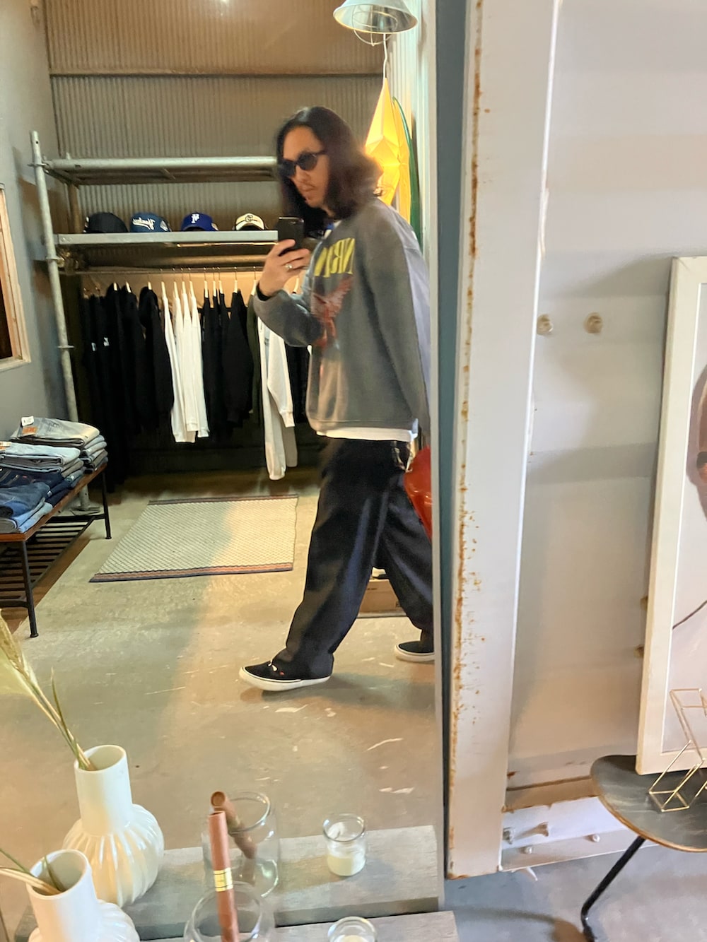 ブラック系のスラックス、グレー系のスウェット、ブラック系のスニーカーを着用したメンズの冬コーディネートの4枚目の写真