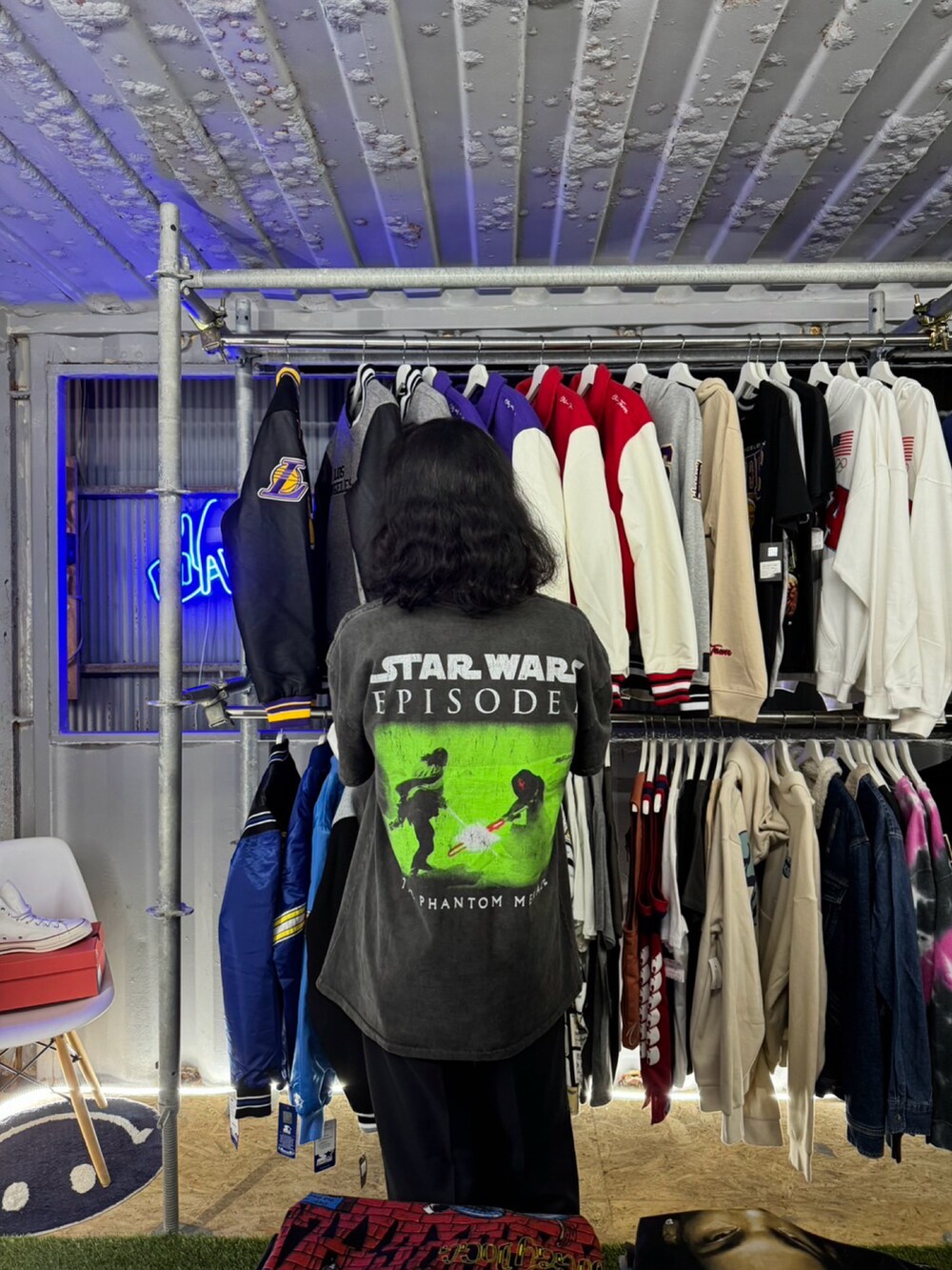 ブラック系のTシャツ/カットソー、ブラック系のスラックス、ブラック系のスニーカーを着用したメンズの秋コーディネートの4枚目の写真