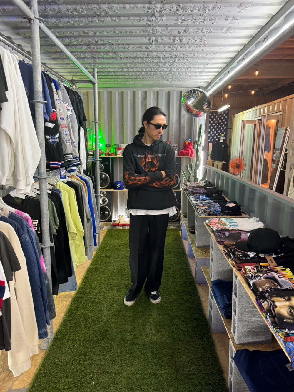 ブラック系のスラックス、ブラック系のスニーカー、ブラック系のパーカーを着用したメンズの秋コーディネートの2枚目の写真