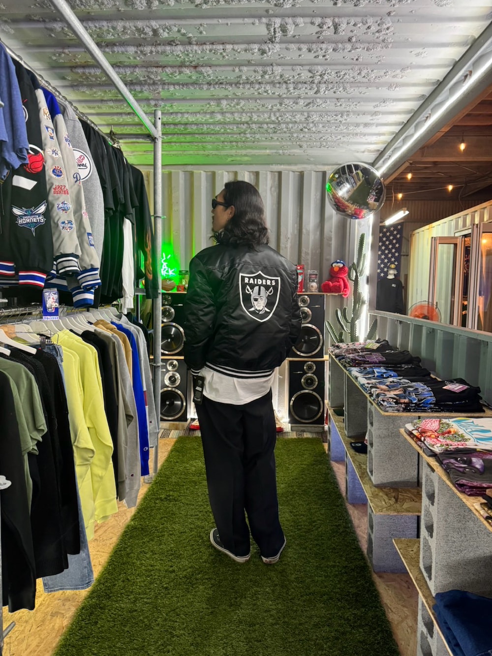 ブラック系のスラックス、ブラック系のスニーカー、ブラック系のその他アウターを着用したメンズの秋コーディネートの2枚目の写真