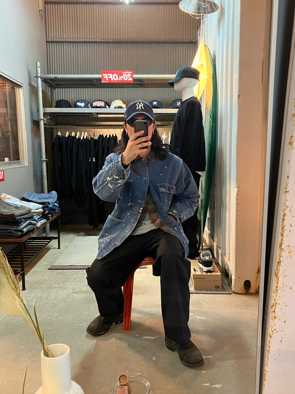 ブラック系のスラックス、ブラック系のブーツ、ブルー系のデニムジャケットを着用したメンズの冬コーディネートの2枚目の写真