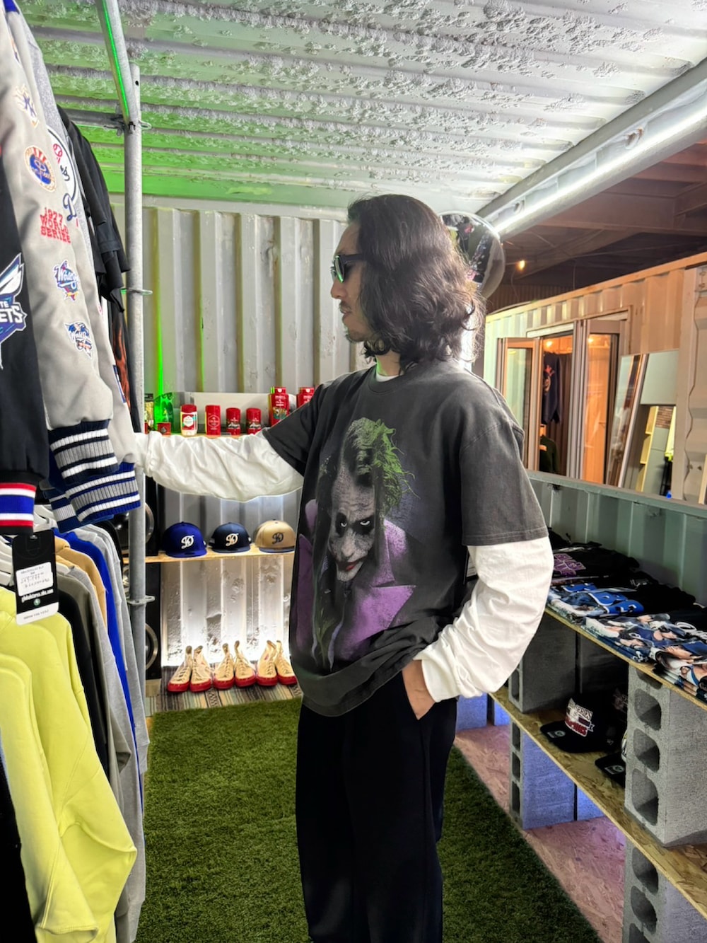 ブラック系のTシャツ/カットソー、ブラック系のスラックス、ブラック系のスニーカーを着用したメンズの秋コーディネートの3枚目の写真