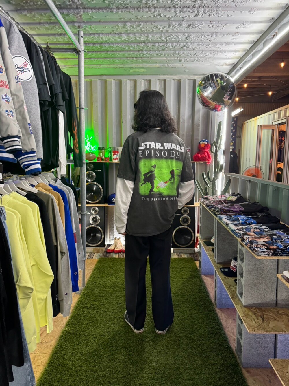 ブラック系のTシャツ/カットソー、ブラック系のスラックス、ブラック系のスニーカーを着用したメンズの秋コーディネートの3枚目の写真