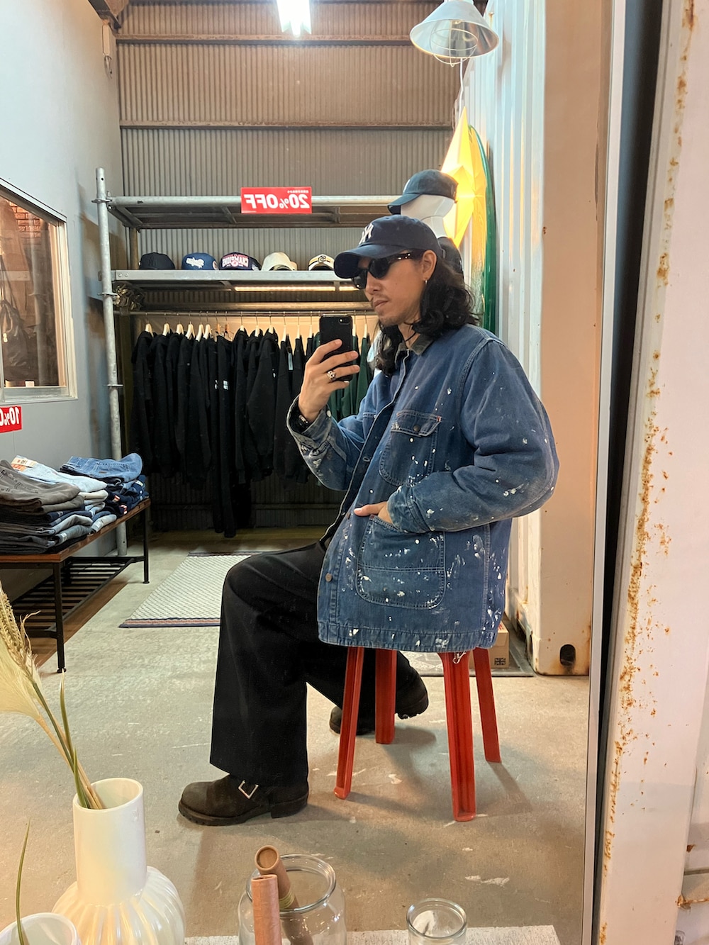 ブラック系のスラックス、ブラック系のブーツ、ブルー系のデニムジャケットを着用したメンズの冬コーディネートの3枚目の写真