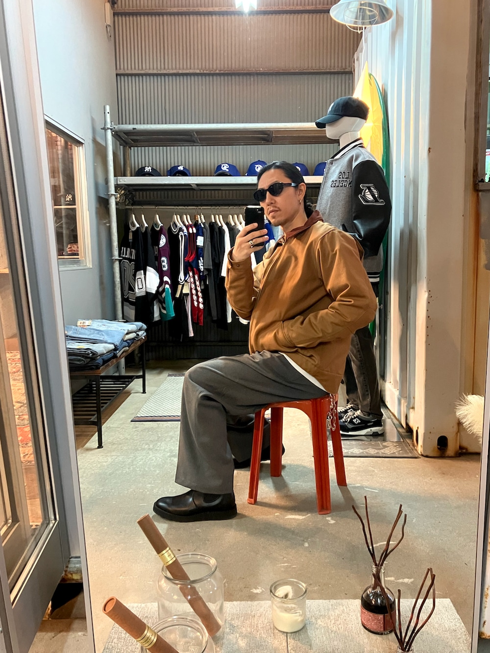 グレー系のスラックス、ブラック系のブーツ、ブラウン系のその他アウターを着用したメンズの冬コーディネートの3枚目の写真