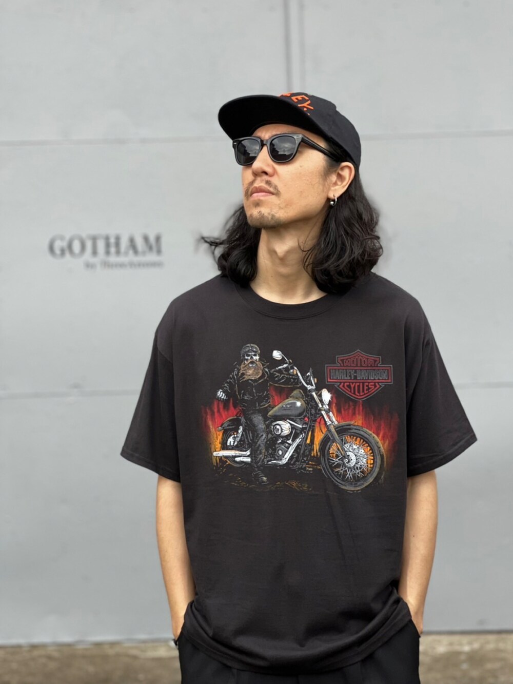 ブラック系のTシャツ/カットソー、ブラック系のスラックス、ブラック系のスニーカーを着用したメンズの春コーディネートの3枚目の写真