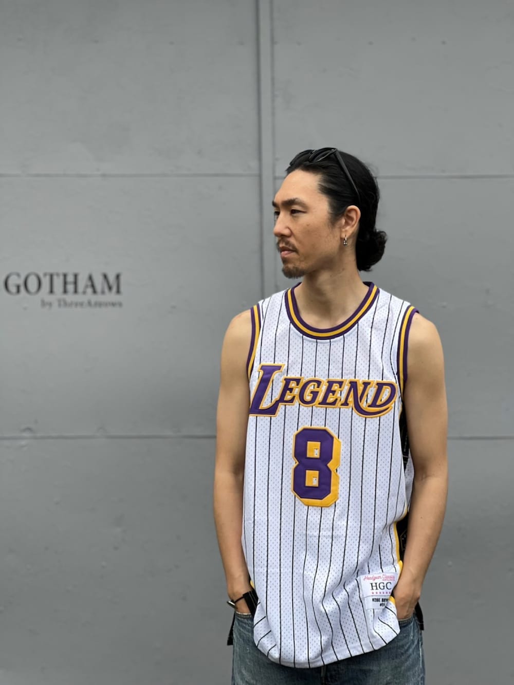 ブルー系のデニムパンツ、ブラウン系のローファー、ホワイト系のその他トップスを着用したメンズの春コーディネートの2枚目の写真