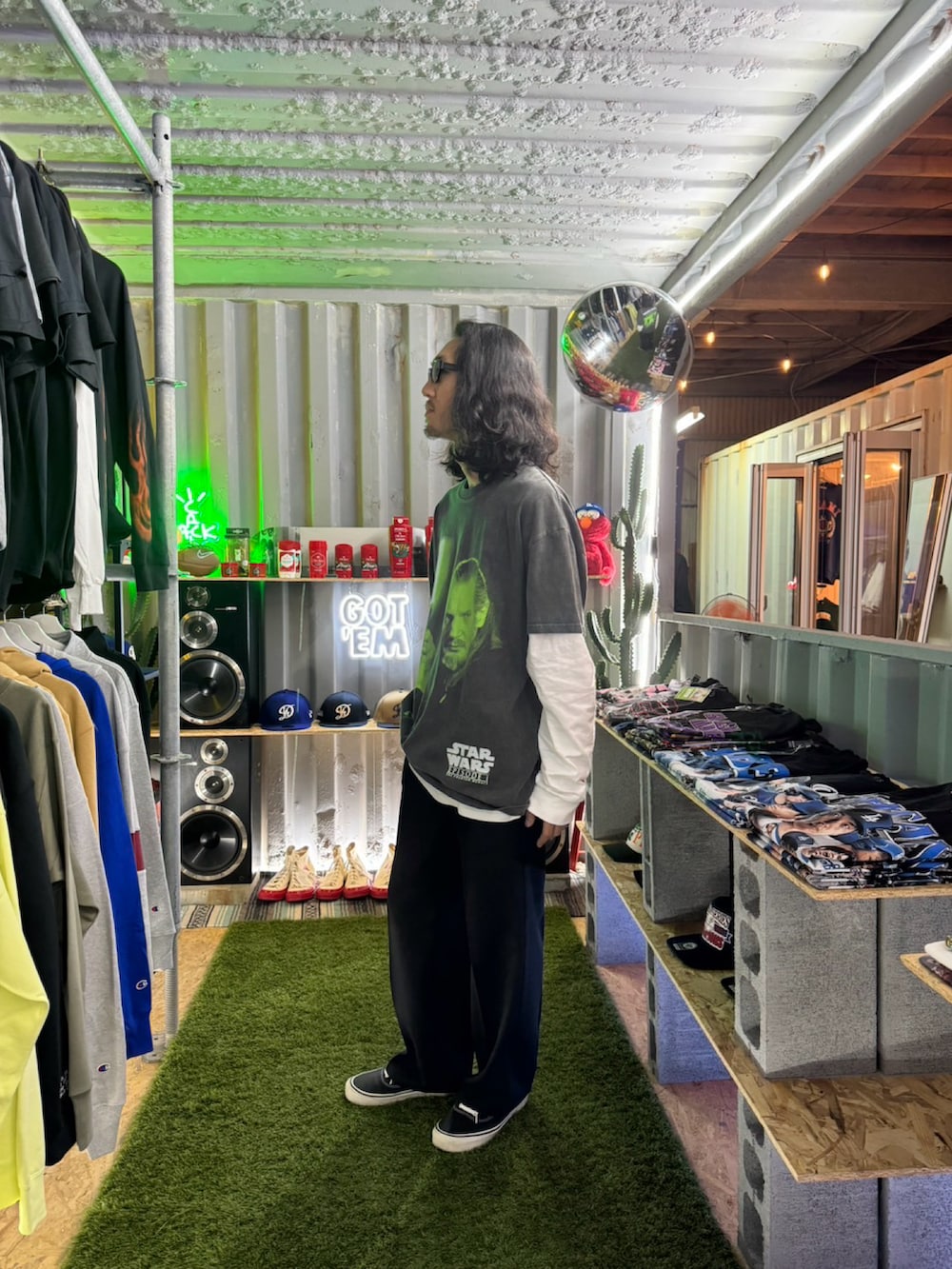 ブラック系のTシャツ/カットソー、ブラック系のスラックス、ブラック系のスニーカーを着用したメンズの秋コーディネートの2枚目の写真